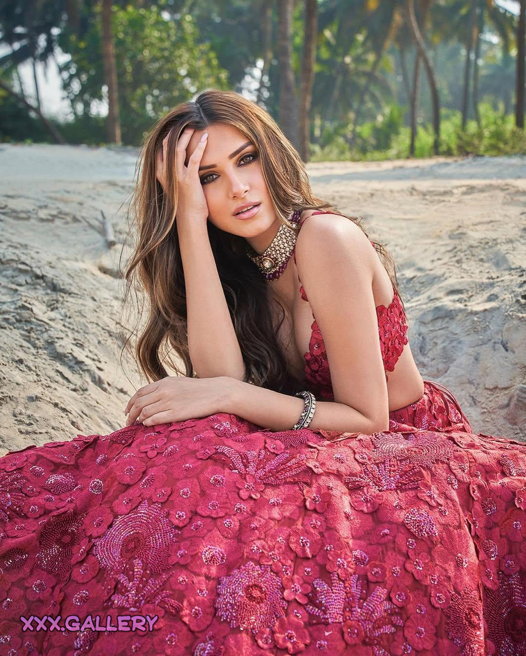 Unveiling the Stunning Beauty of Tara Sutaria 🌹