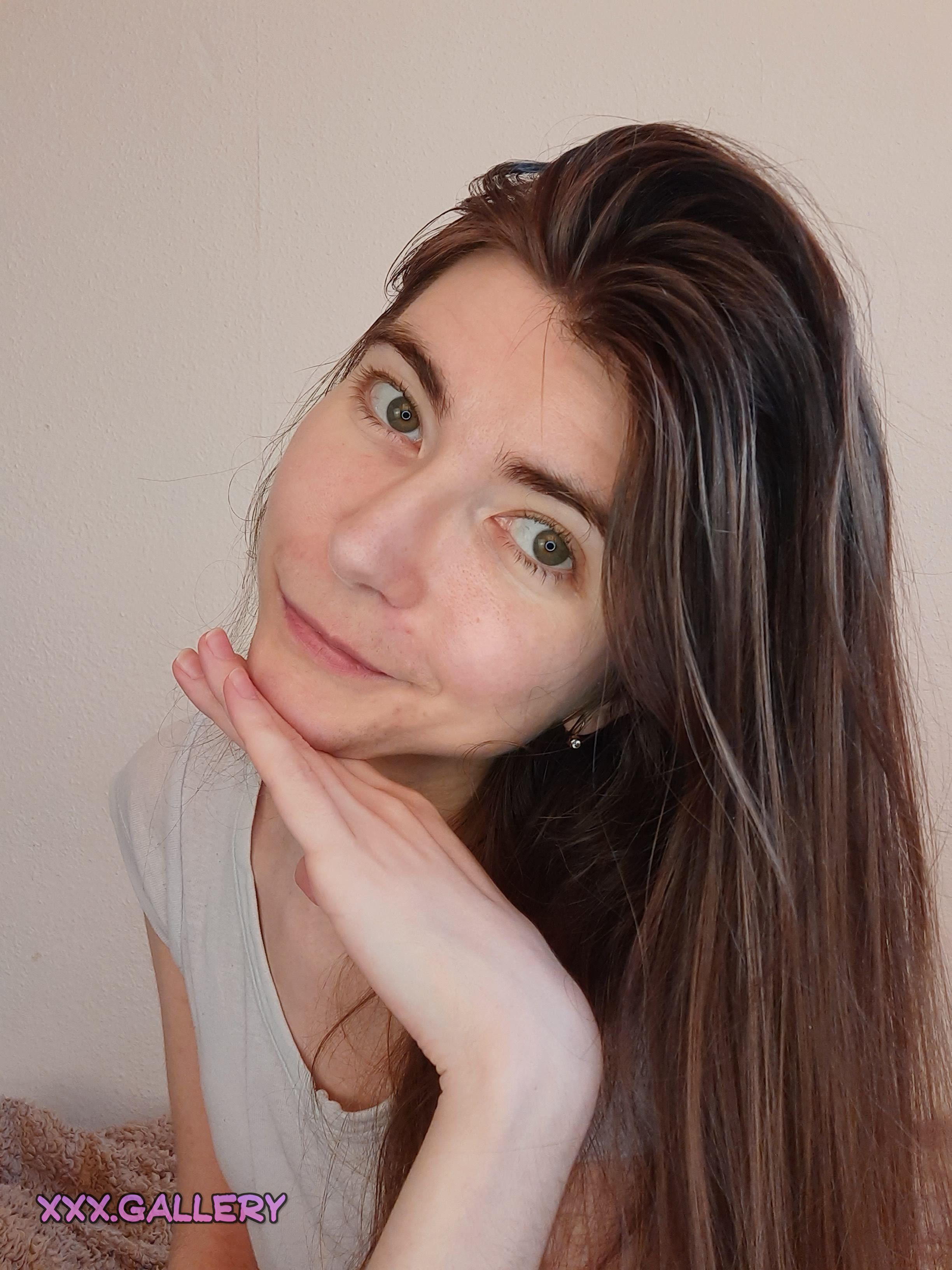 Irresistible Brunette with Enchanting Green Eyes 🌿