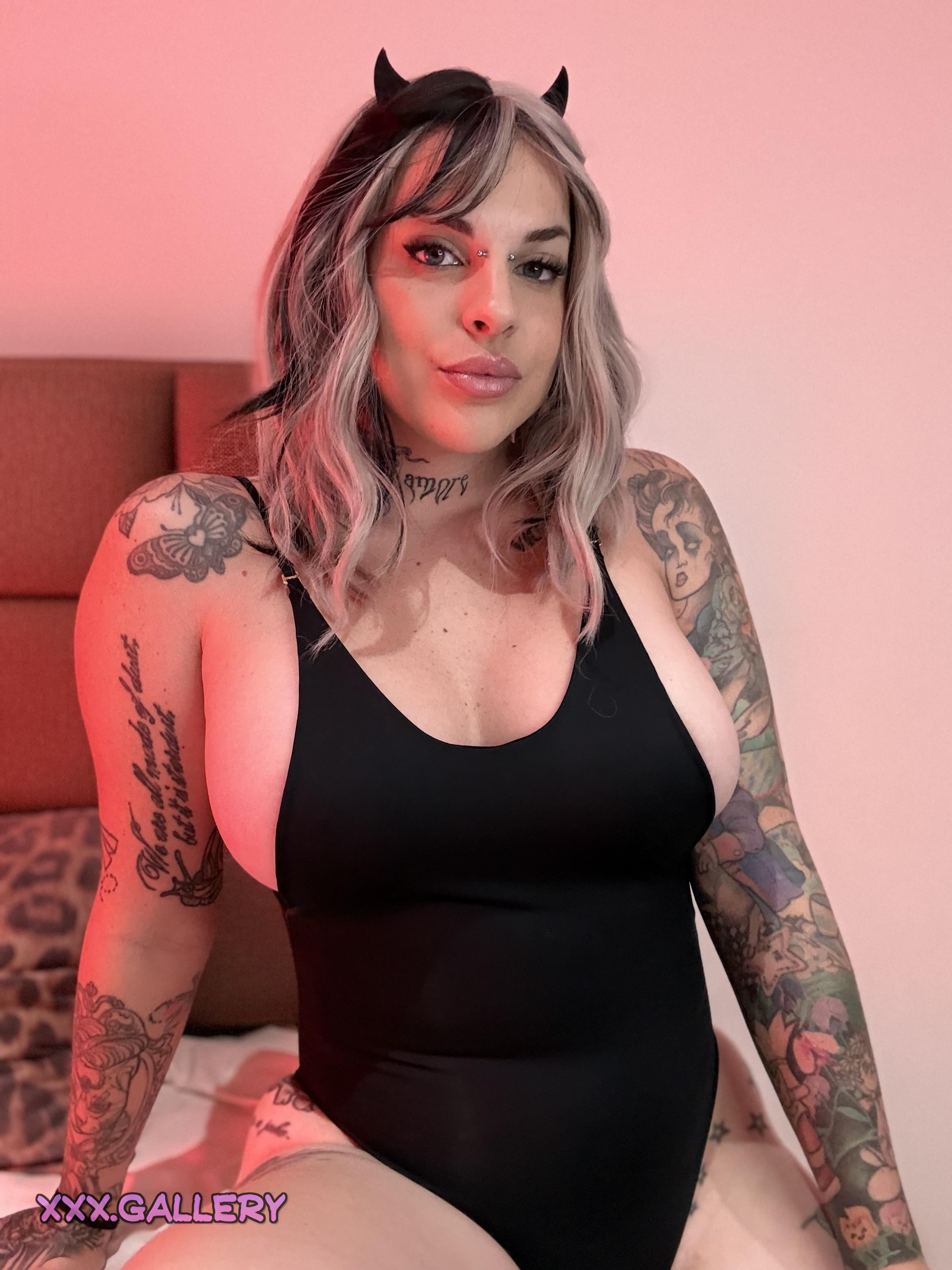 Delving into Your Dark, Curvy Gothic Desire 👻🔮