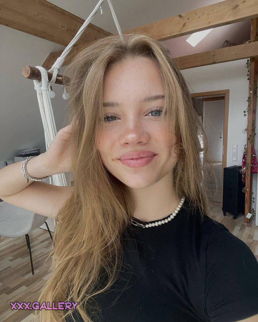 Curvy Beauty on All Fours, Inviting You In 😙