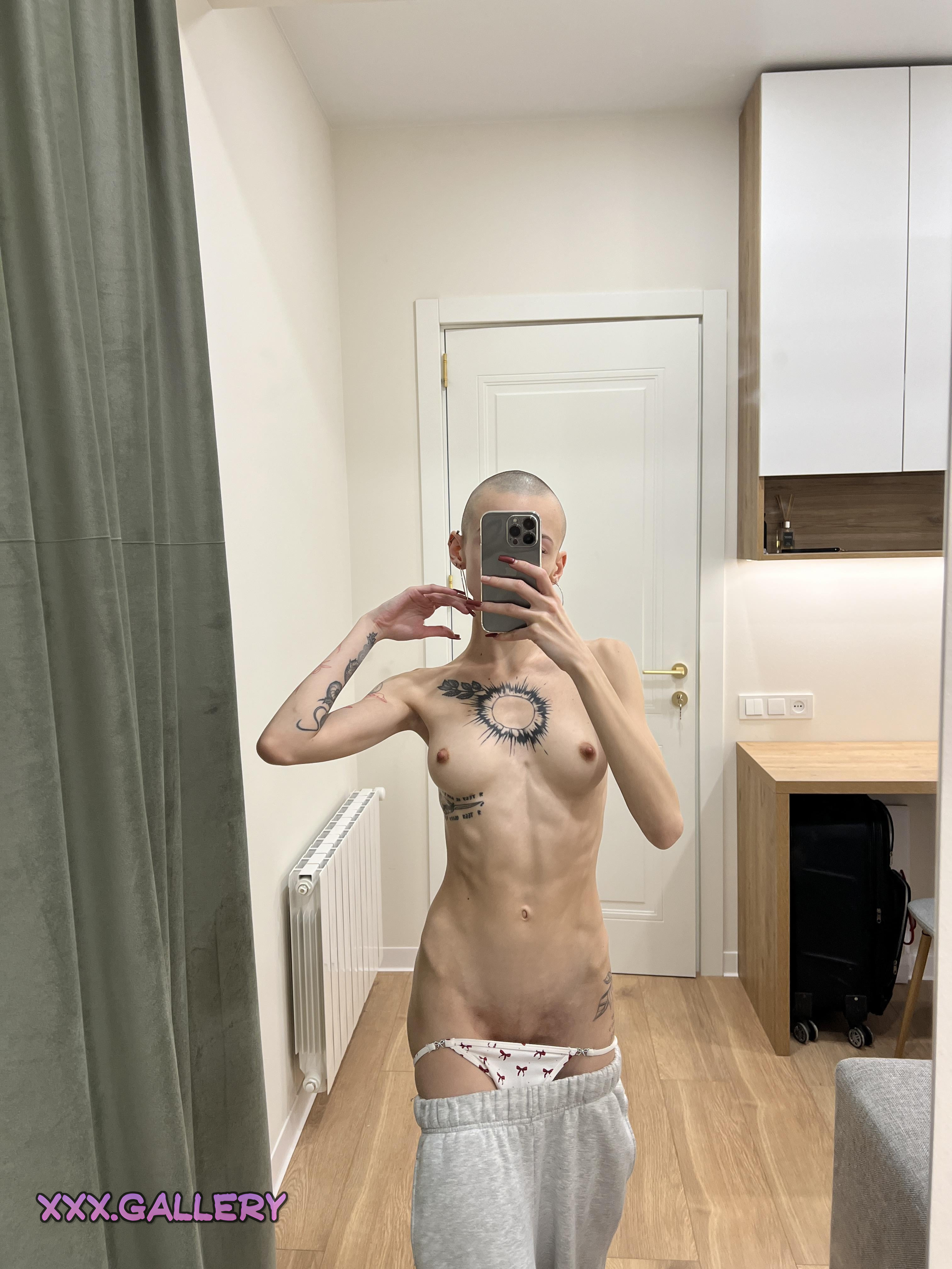 Craving Girls with Chiseled Abs 🏋️ – What’s Your Take?