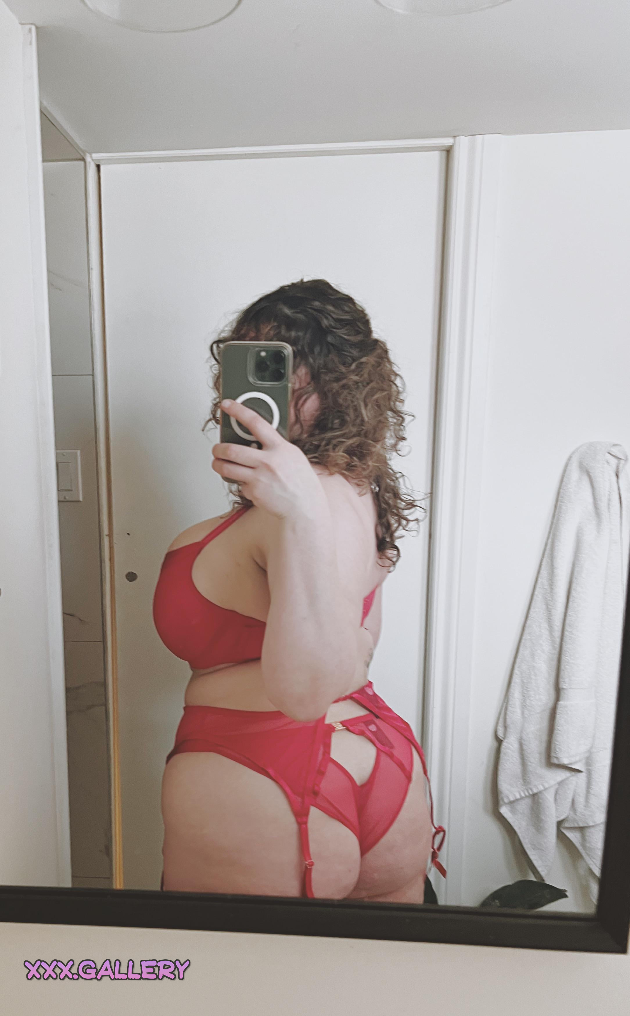 Curvy Daddies: Who Can Resist the Allure of My Shapely Figure? 💃️👨🏻‍🦱