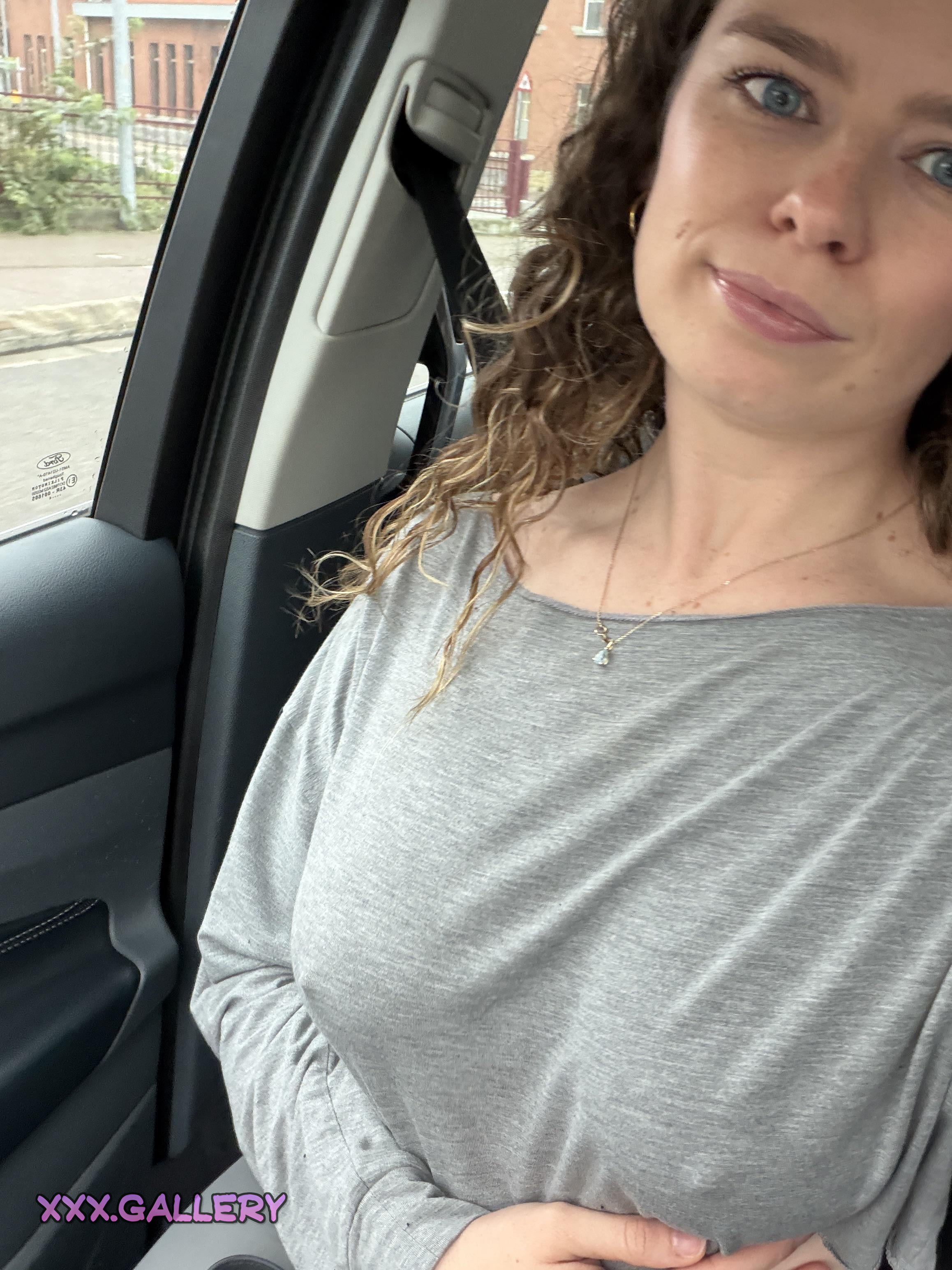 Going Bra-less in Style: A Confident Look 💃🏽