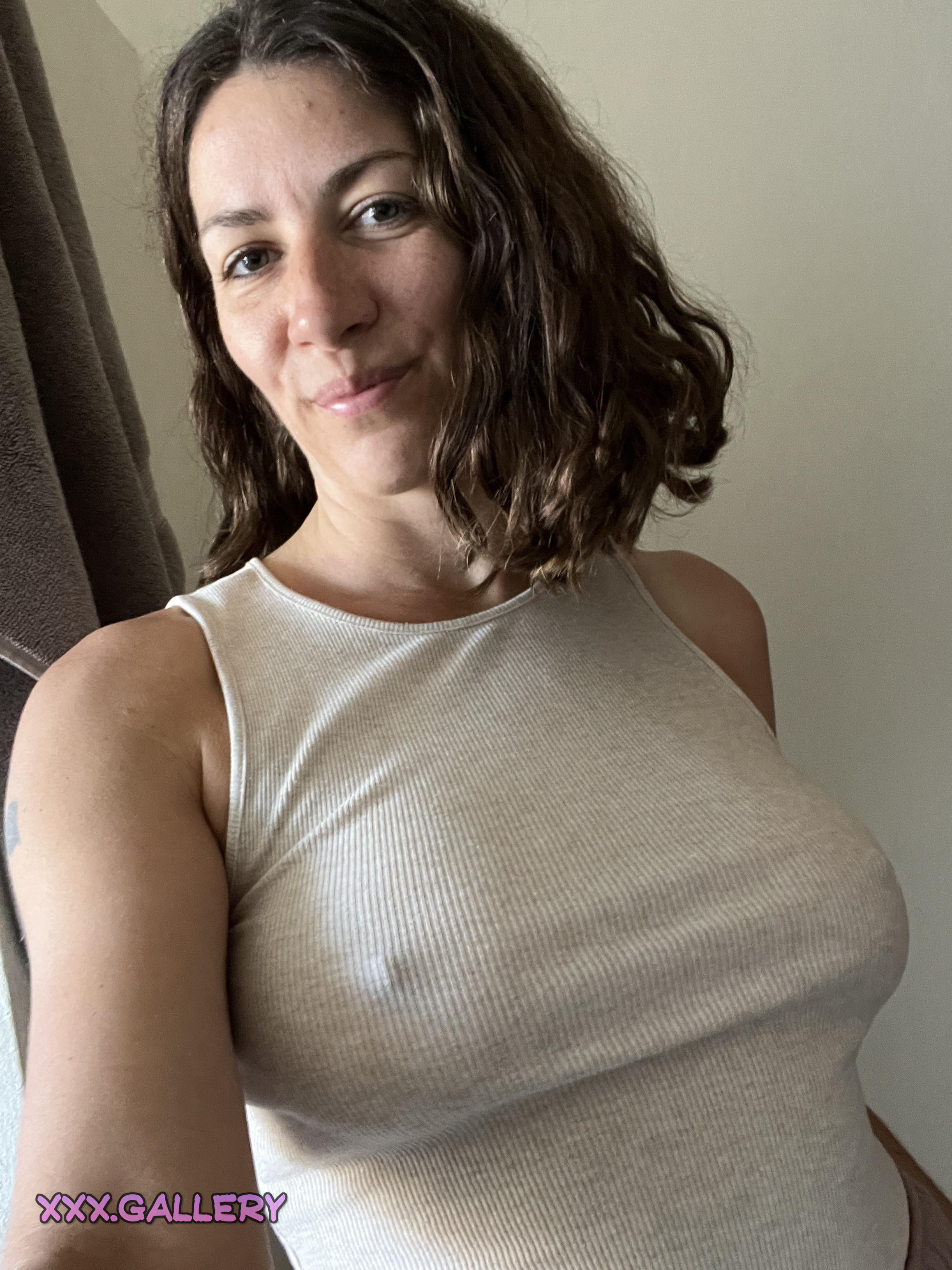 Unleashing the Natural Beauty: Braless and Unbound 🌿