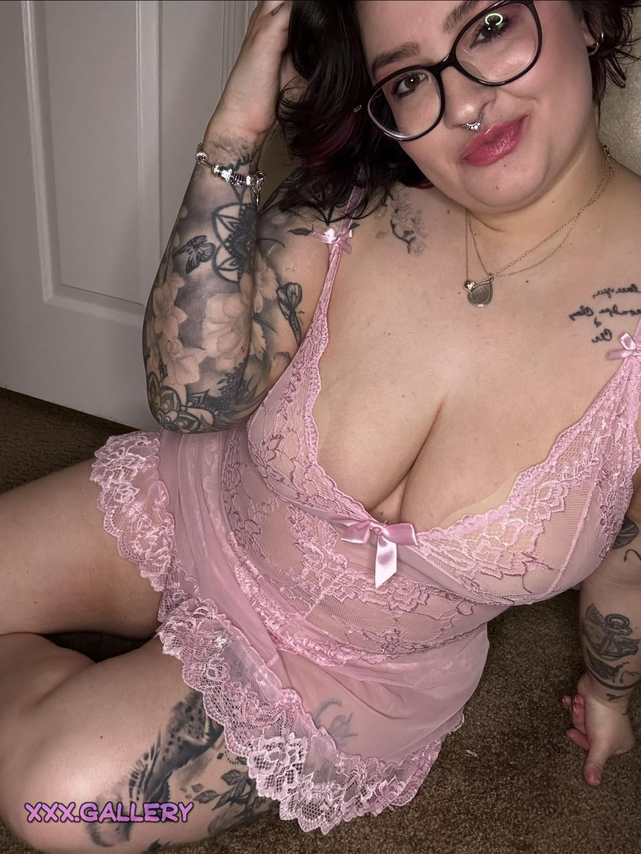 Savoring the Allure of Brunettes: A Scenic Delight 🍷🤫