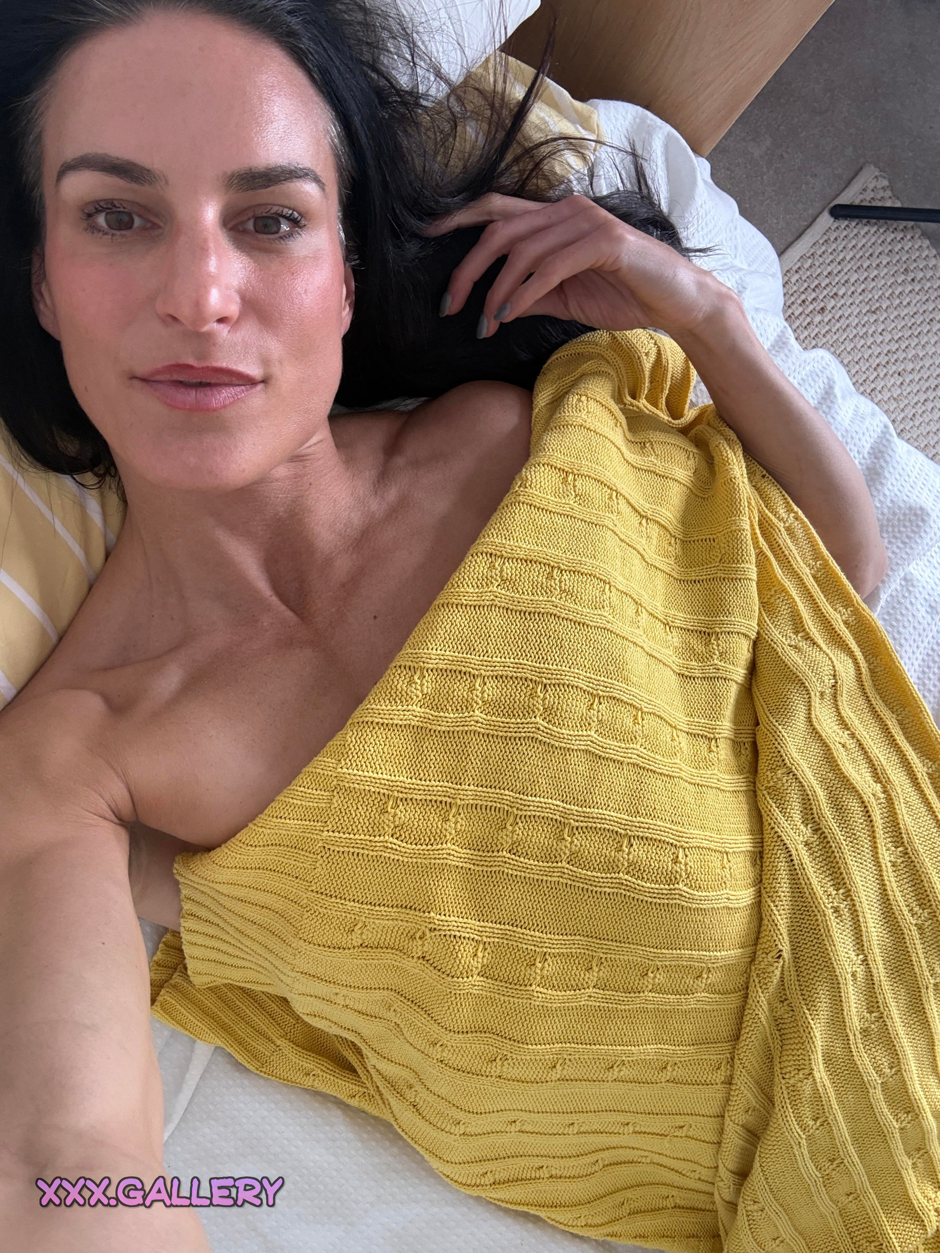 Swipe Right to Strip Me Down 📱: Unveil My Muscles in This Exclusive Post