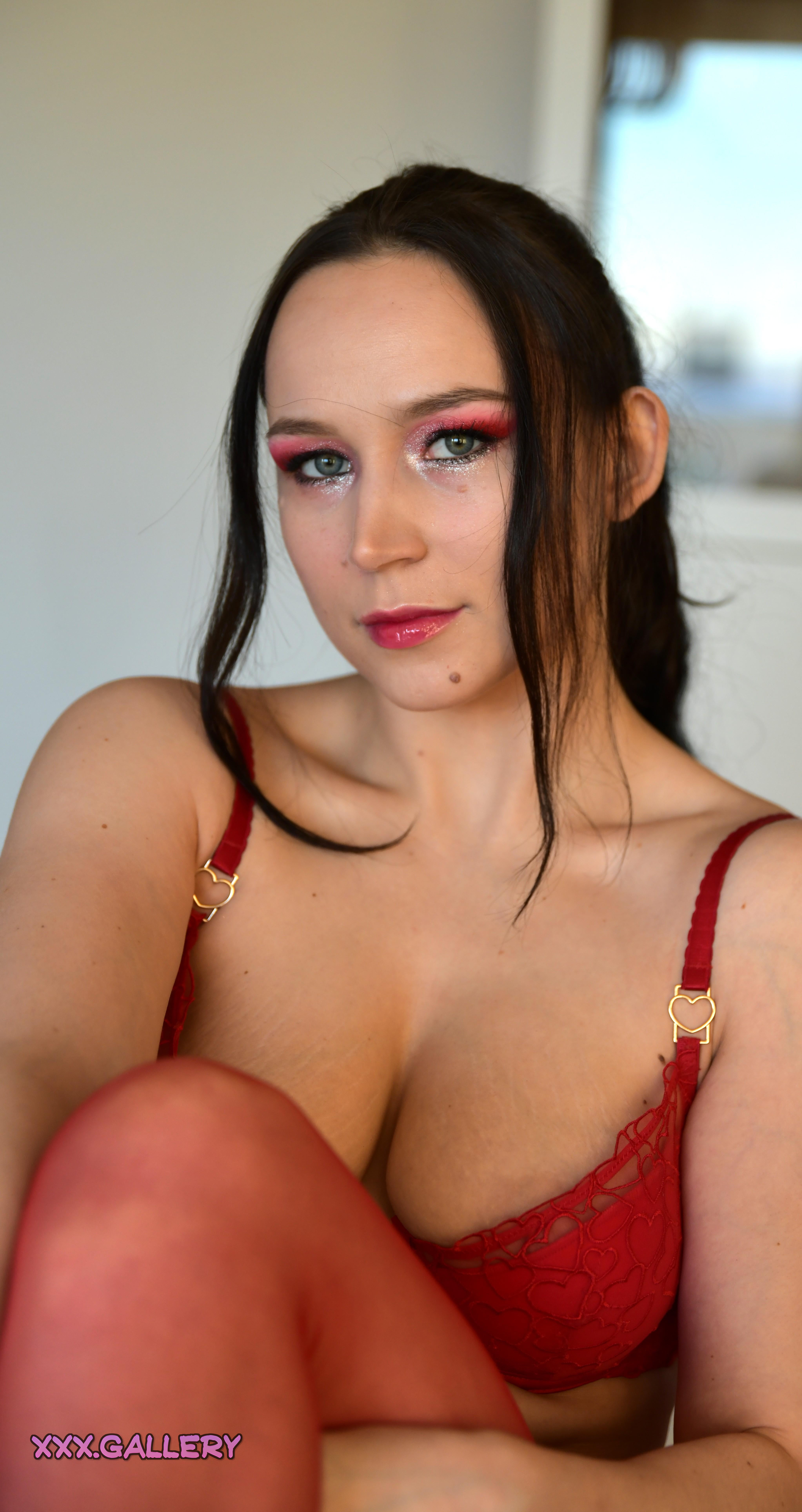 Why Dangerous Brunettes with a Sweet Side are Irresistible 💋