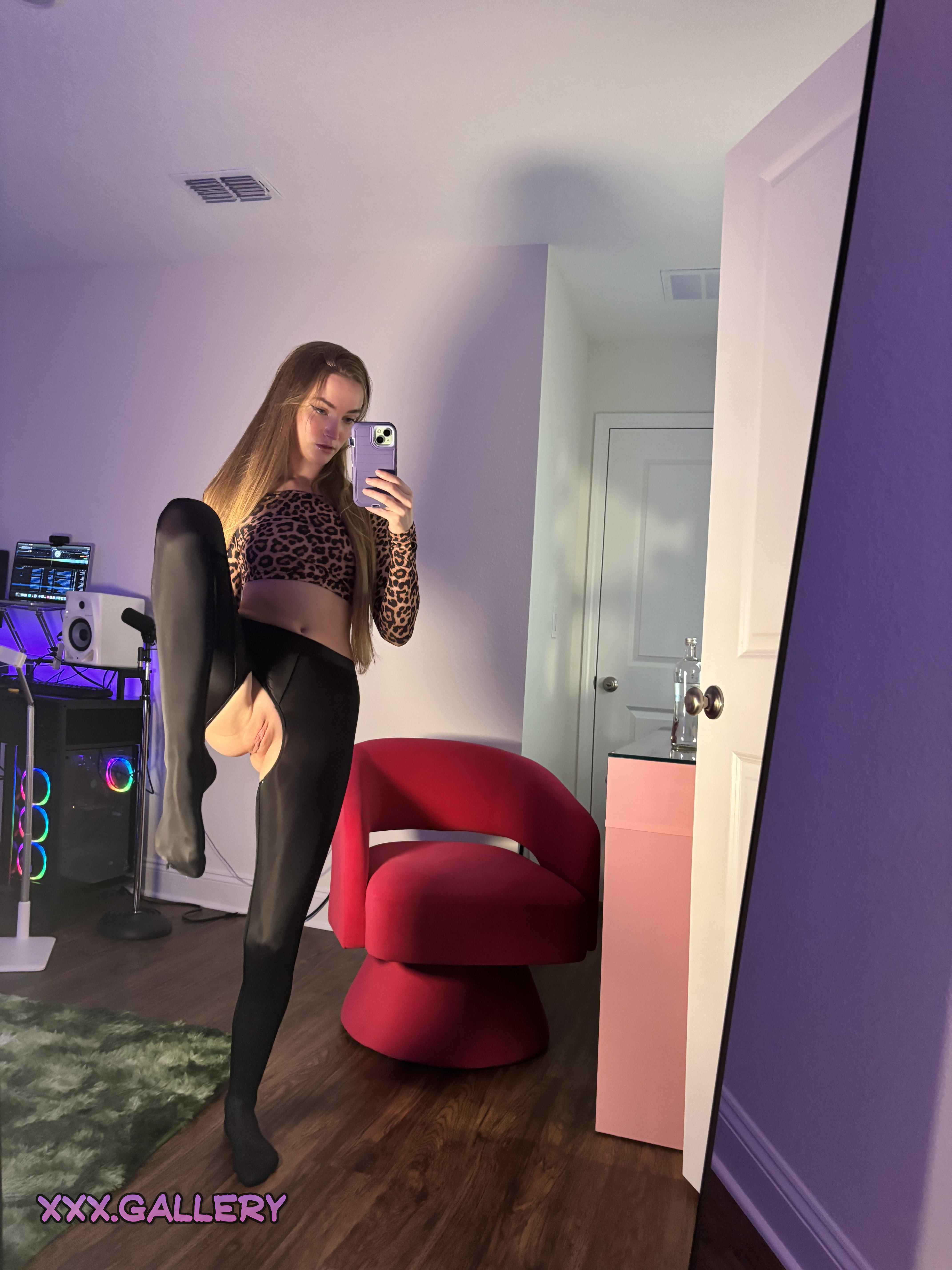 Expressing My Preference for Barely-There Pants 👖💋