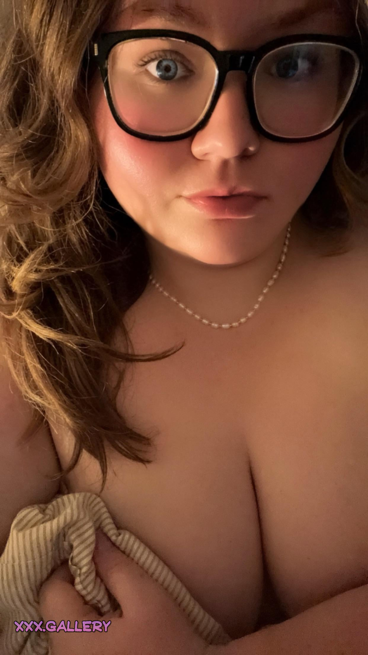 Indulging in Homebound Passion: A Curvy Affair 🏠💋