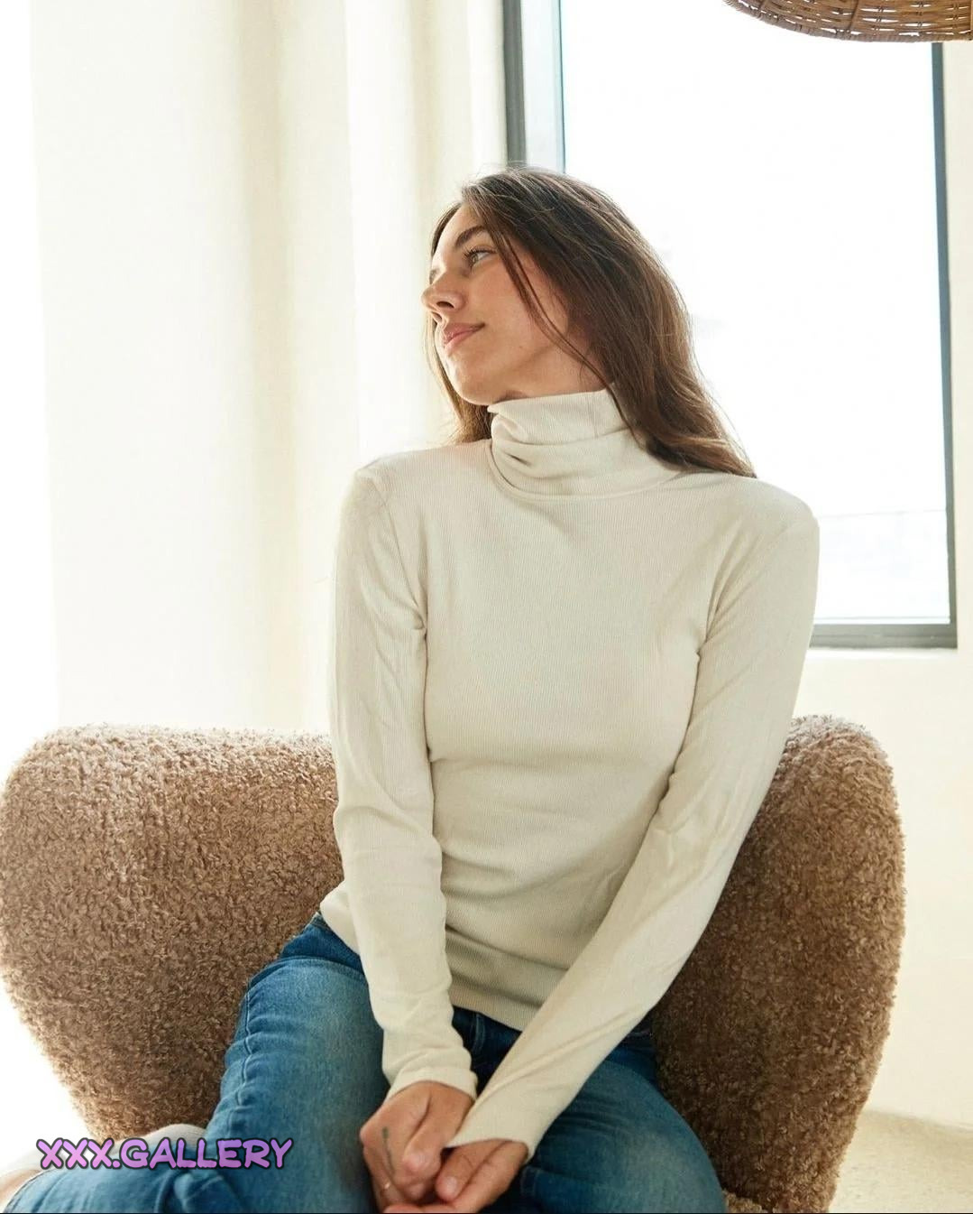 Brit’s Seductive Allure: Irresistible Beauty 💋