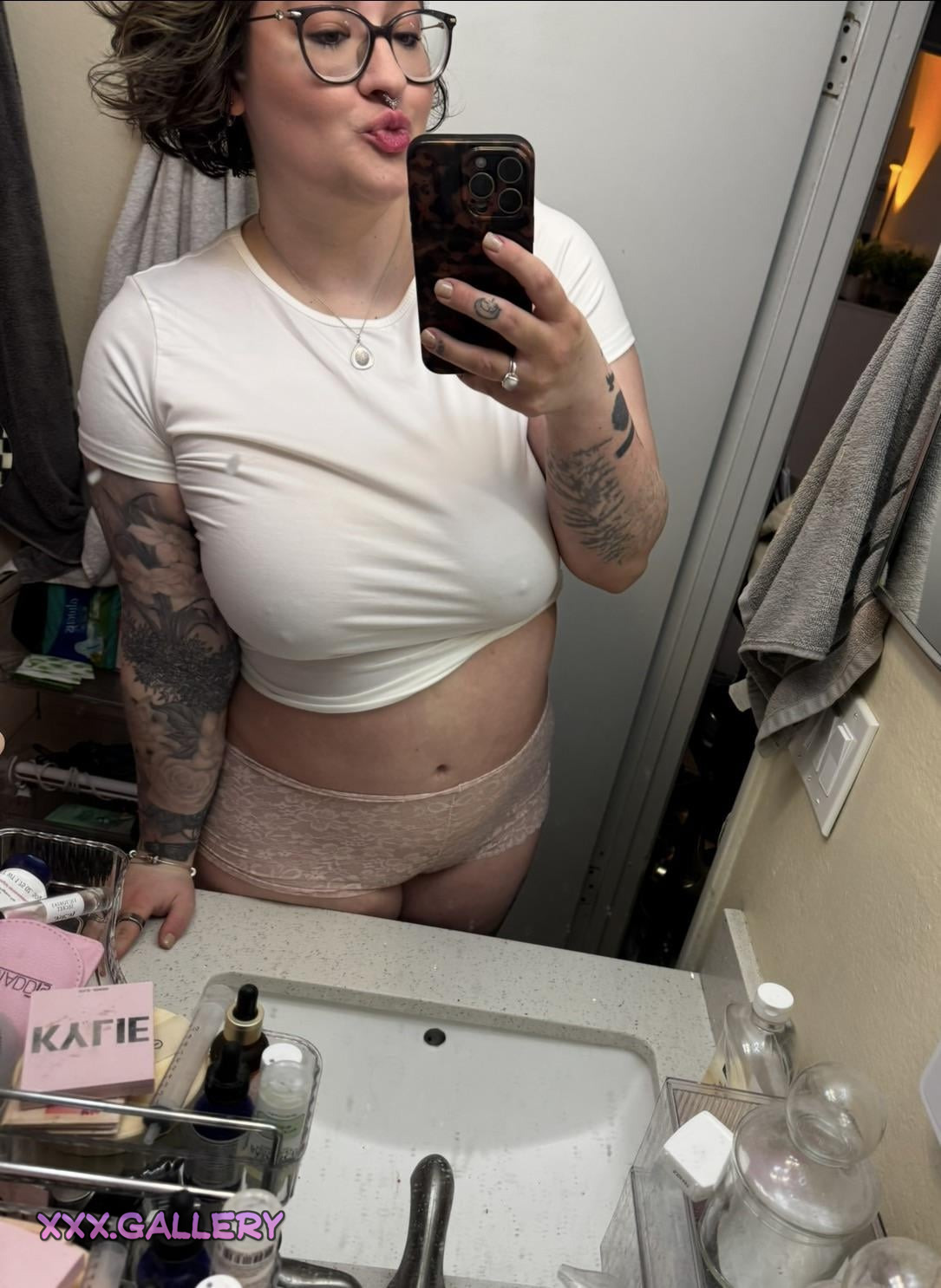 Brunette Goddess’s Sensual Selfie 💋