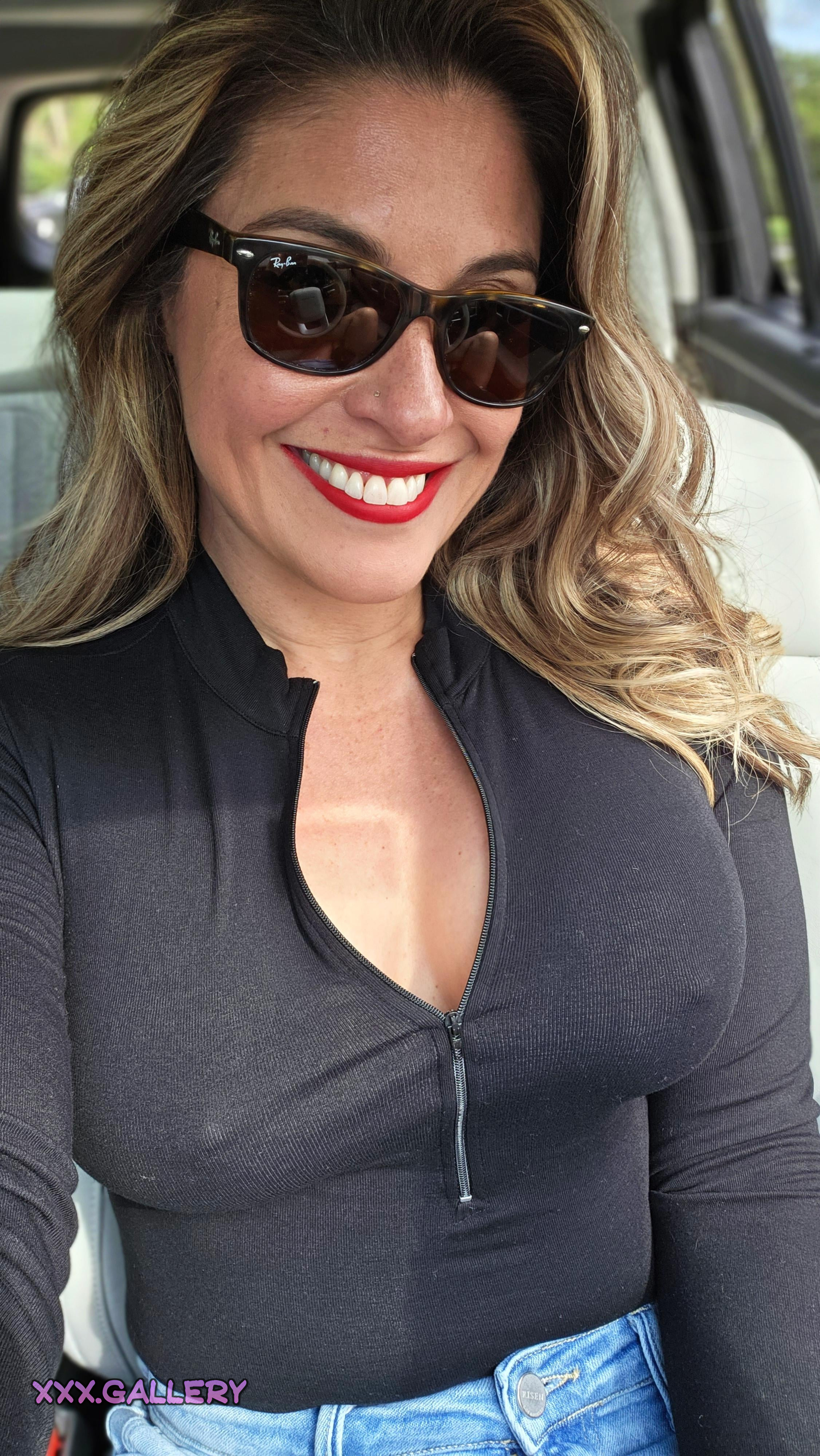 Caught in the Carline: A Hidden Glance 🚶‍♀️🚗