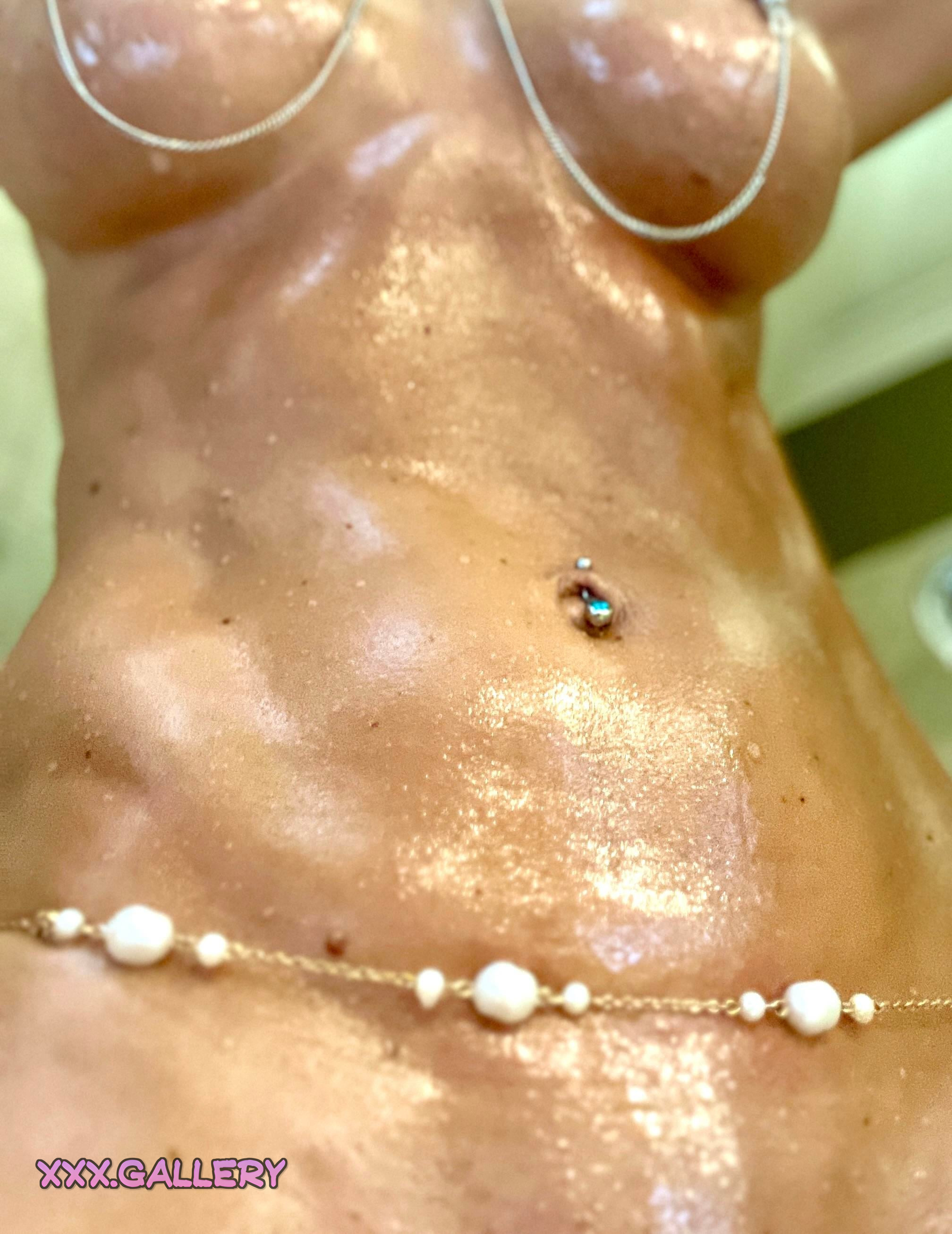Mature Goddess’s Glistening Muscles in the Shower 🛁💦 (41yo)
