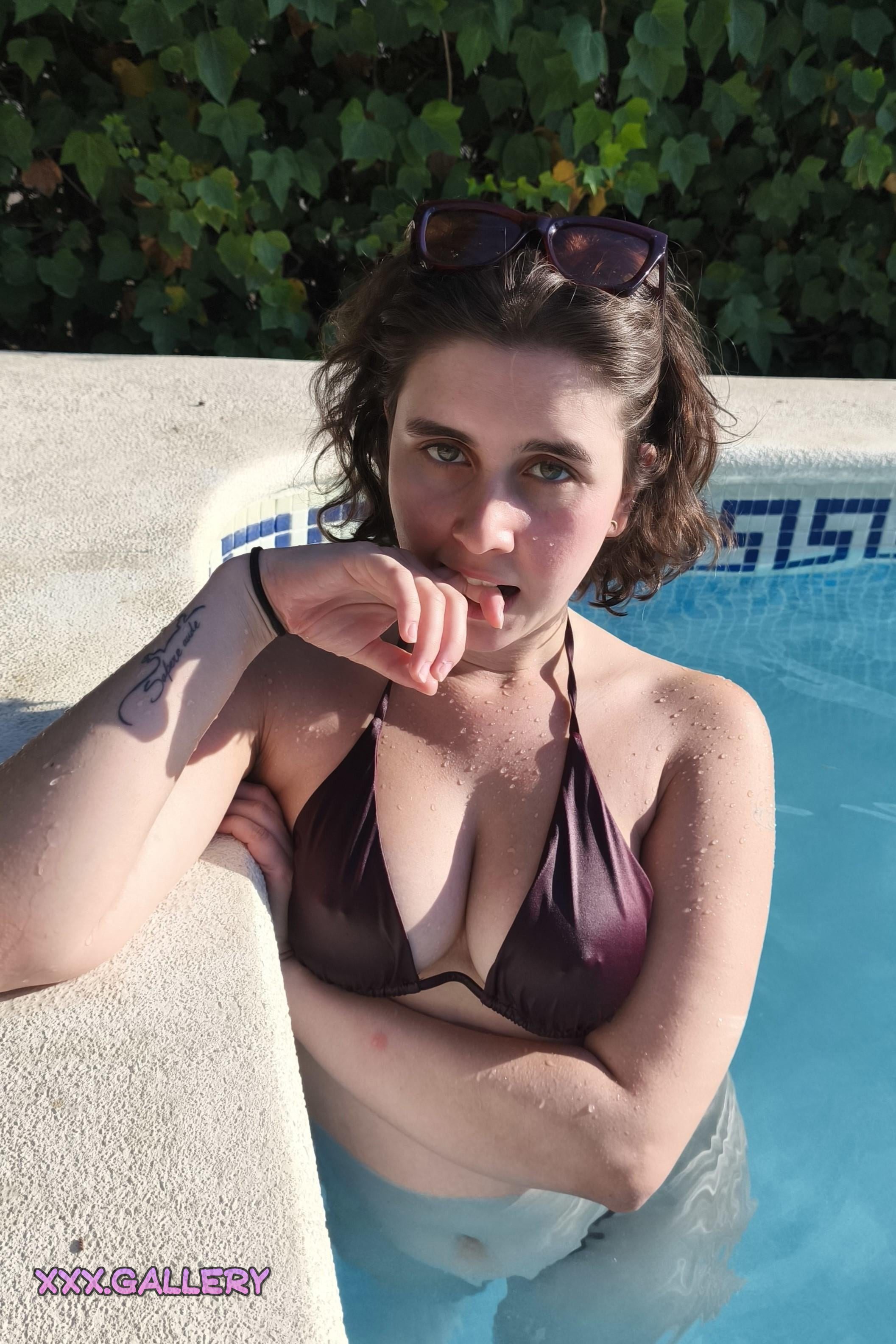 Brunette Babe Offers a Sweet Surprise 🍰💋