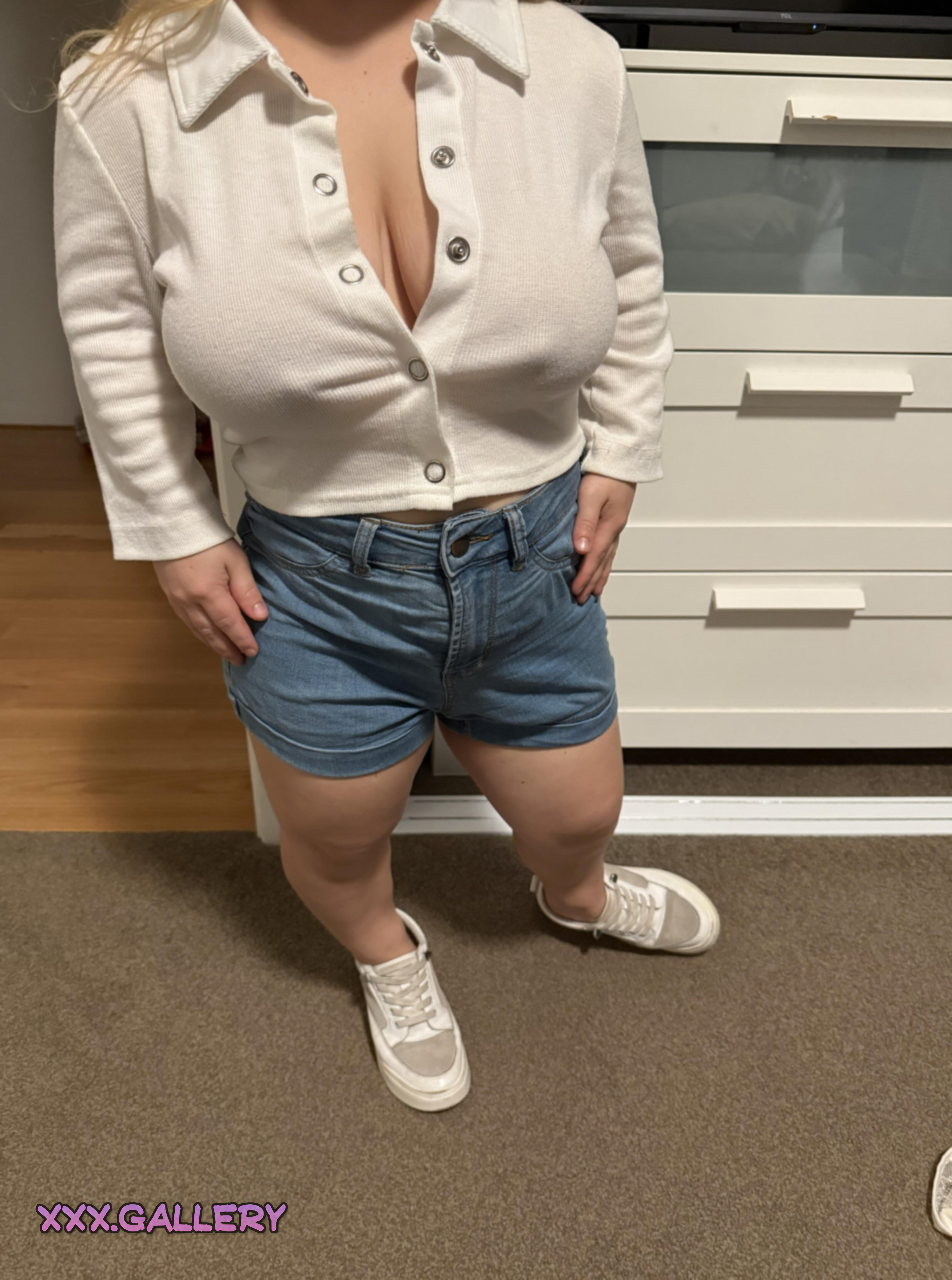 A Petite Woman’s Confidence Boost: Going Bra-less 🌈