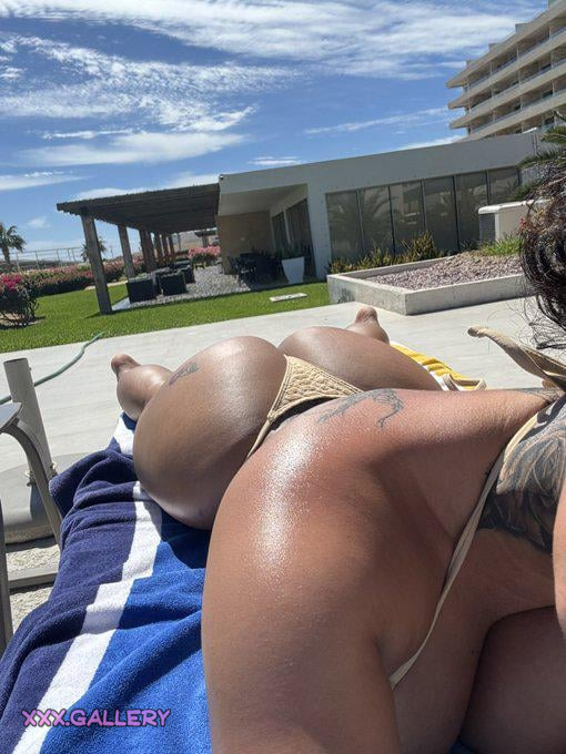 Can’t Get Enough of That Delicious Curve 🍑!