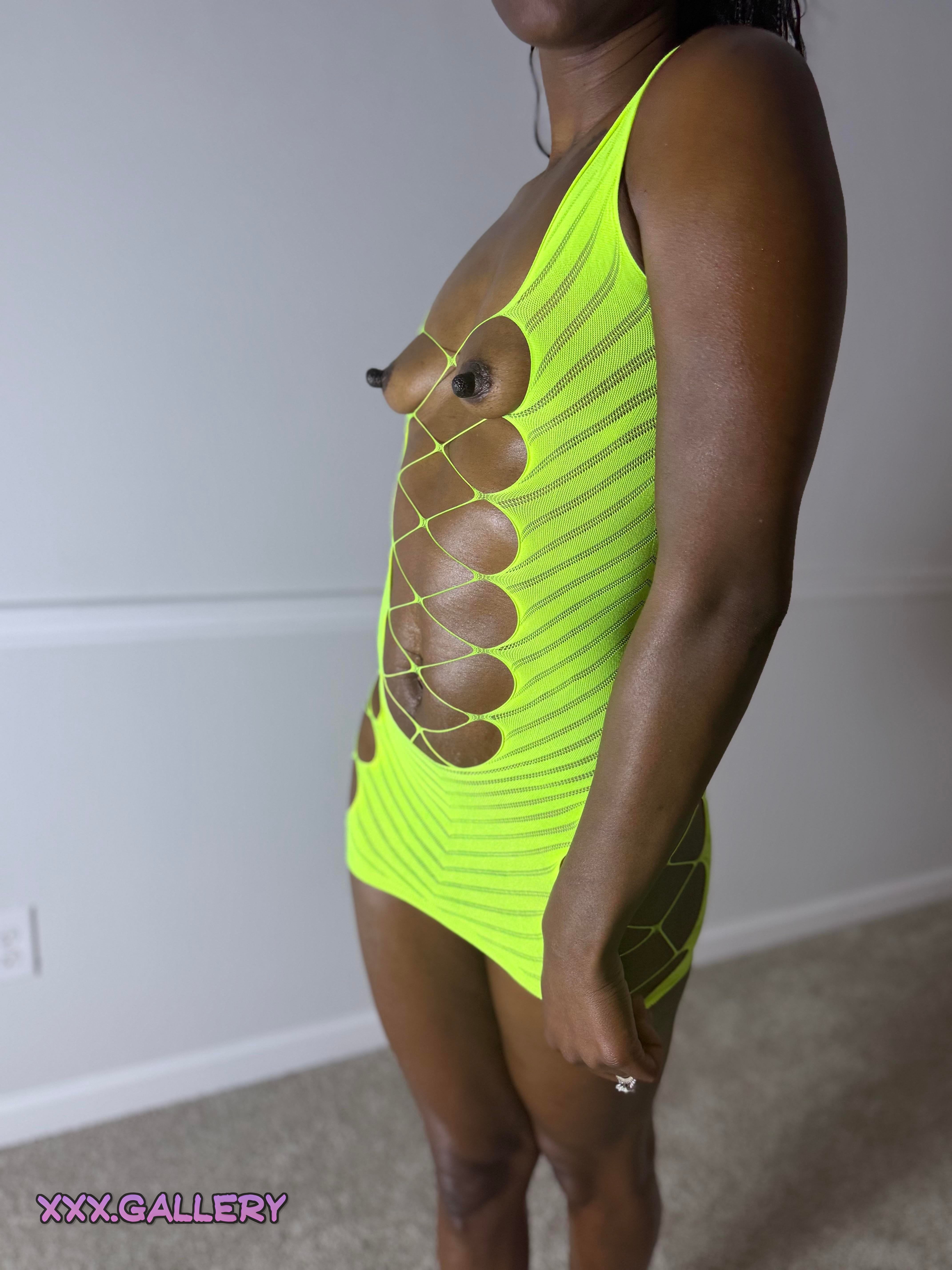 Married Mother of Four: Petite Frame, Generous Nipple Size 🍓