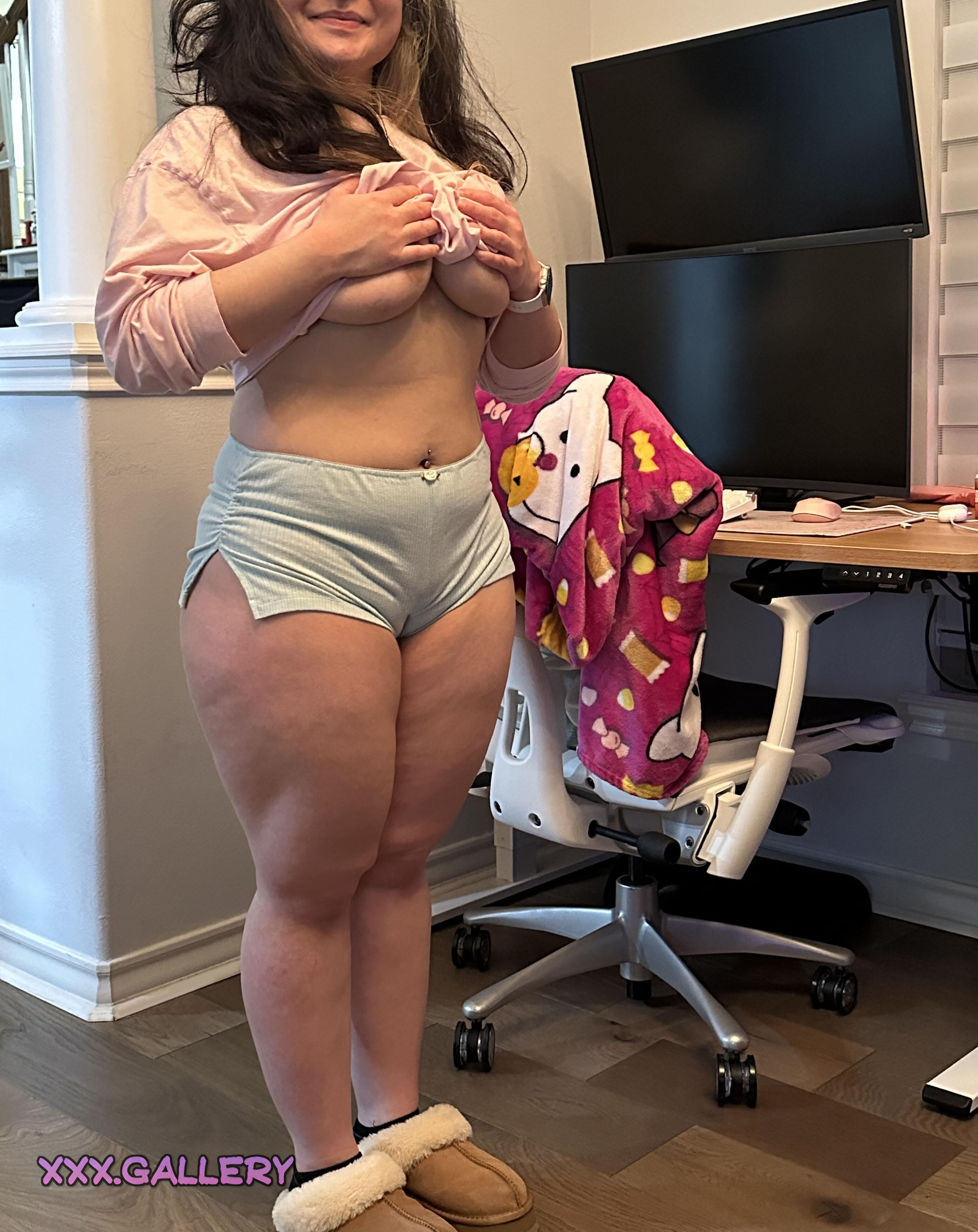 Curvy and Comforting: A Soft, Full Experience 🍑