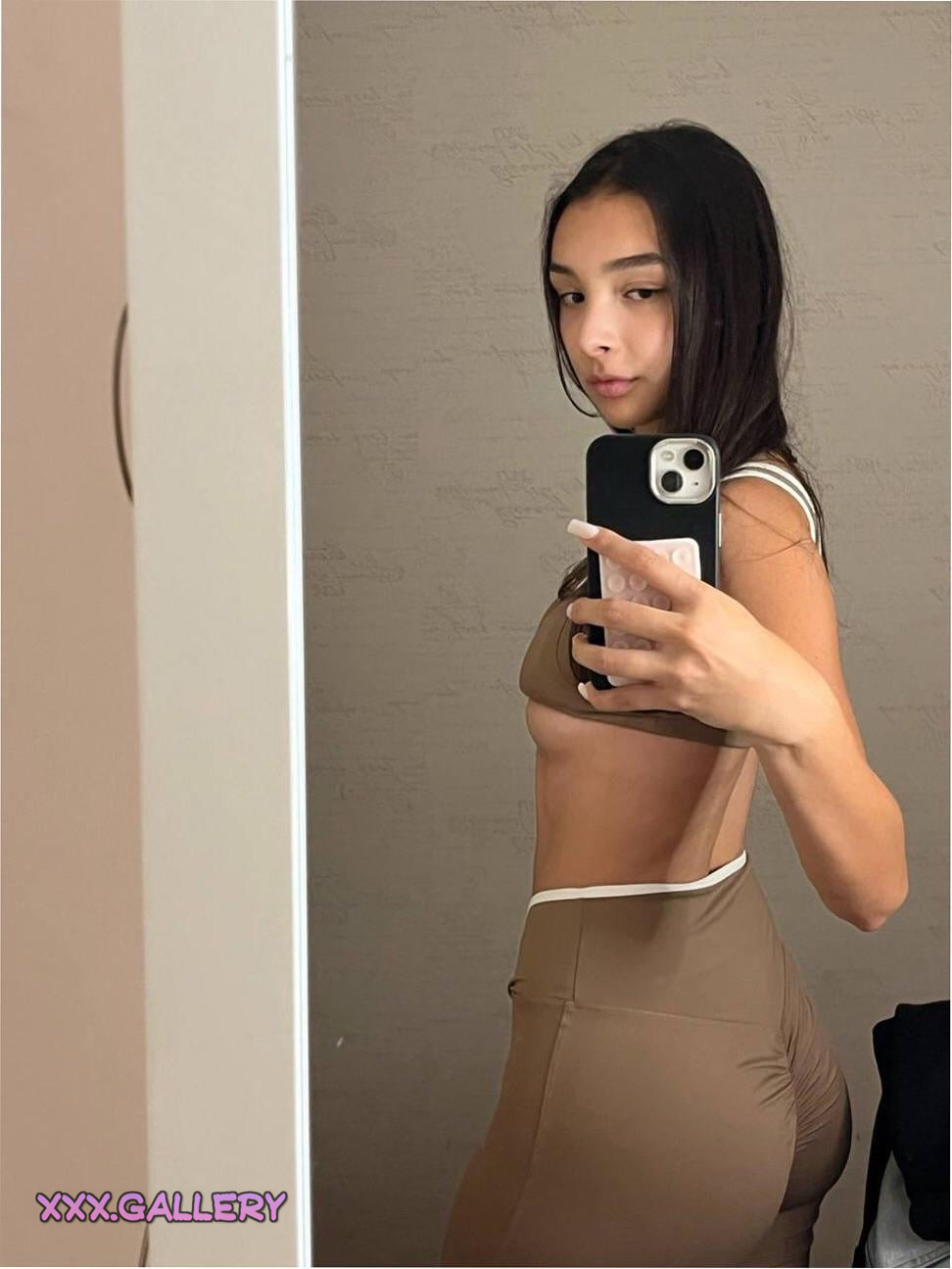 Shy 18-year-old Unveils Her Tiny, X-Small Figure 👩🏻‍🦷🧔🏻