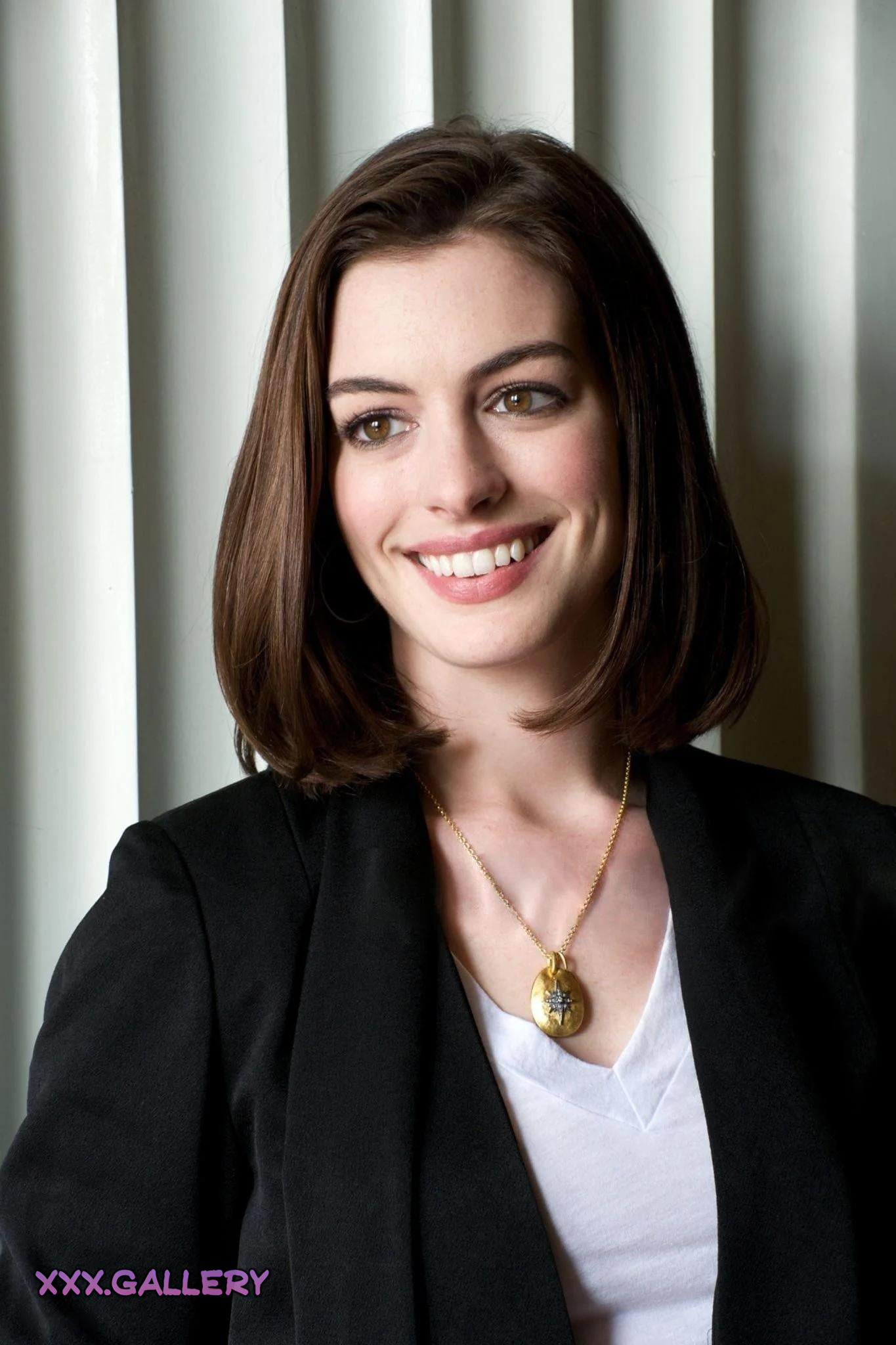🌹 Unearth the Allure of Anne Hathaway: Radiant Beauty 🌹