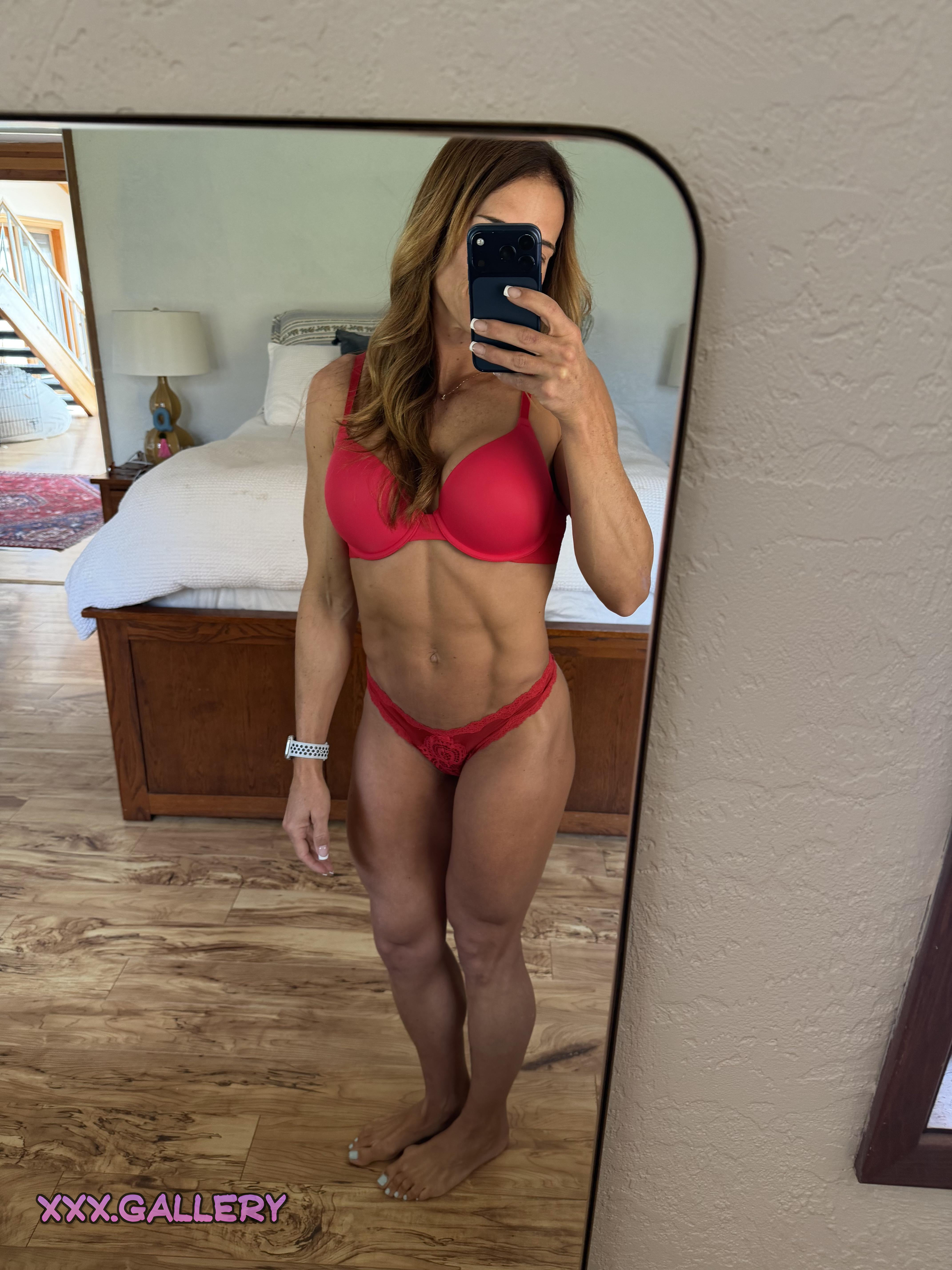 Why Lingerie Shines on Curves: A Celebration of Fit Bodies 💃💃