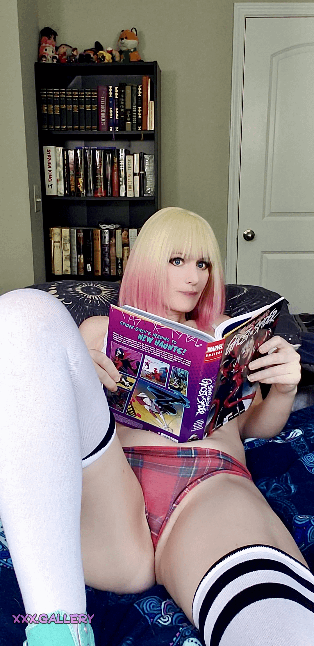 Cuddling Up With a Nerdy Goddess: Intimate Comic Sessions ❤️