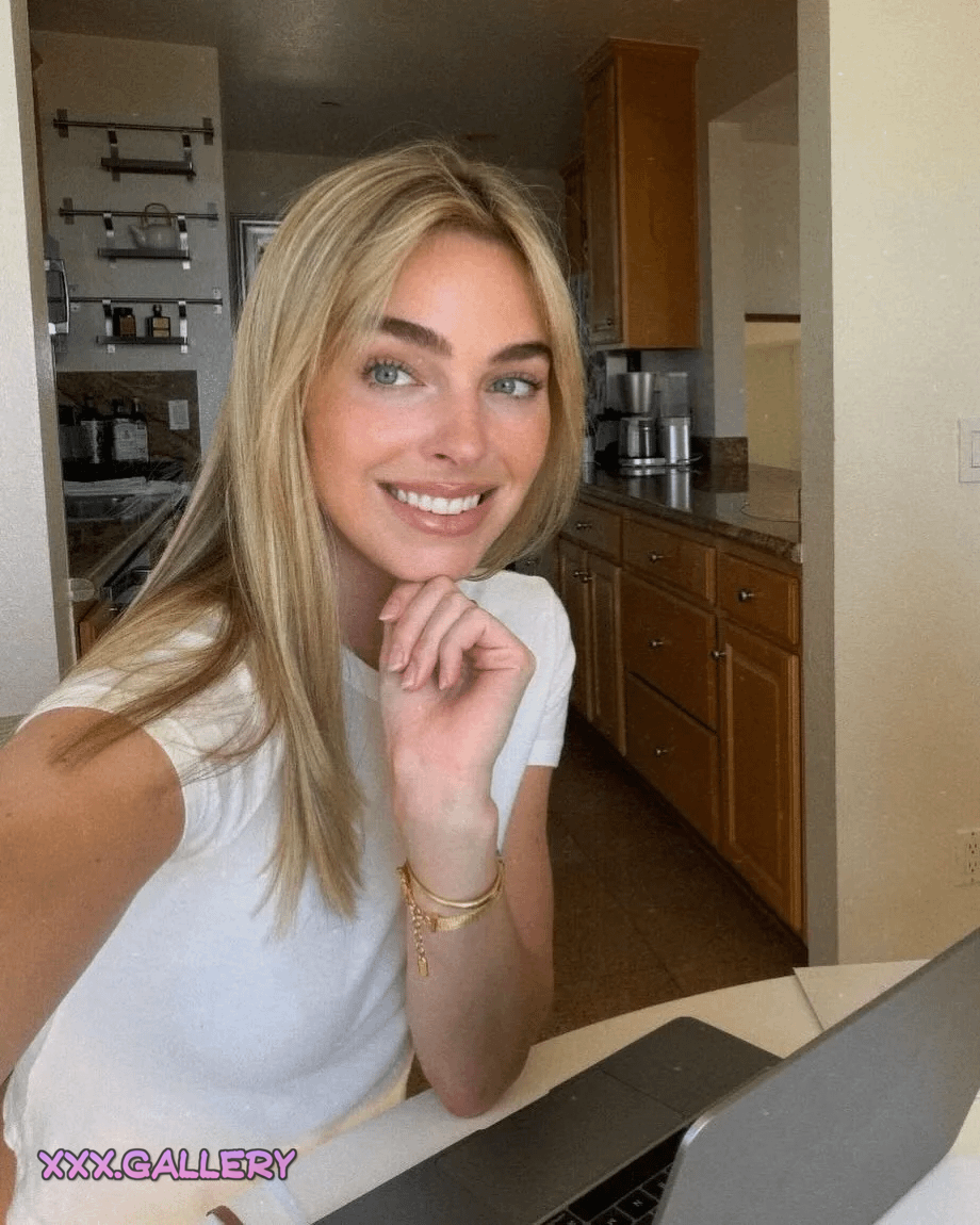Alluring Elizabeth Turner 🌹: Radiant Beauty Unveiled