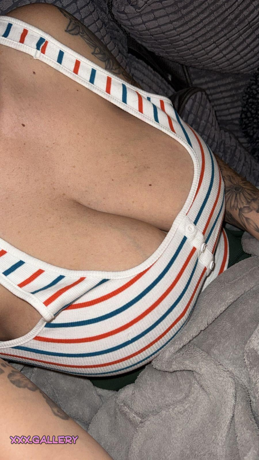 No Bra Needed: This Top Reveals Irresistible Curves 🌱