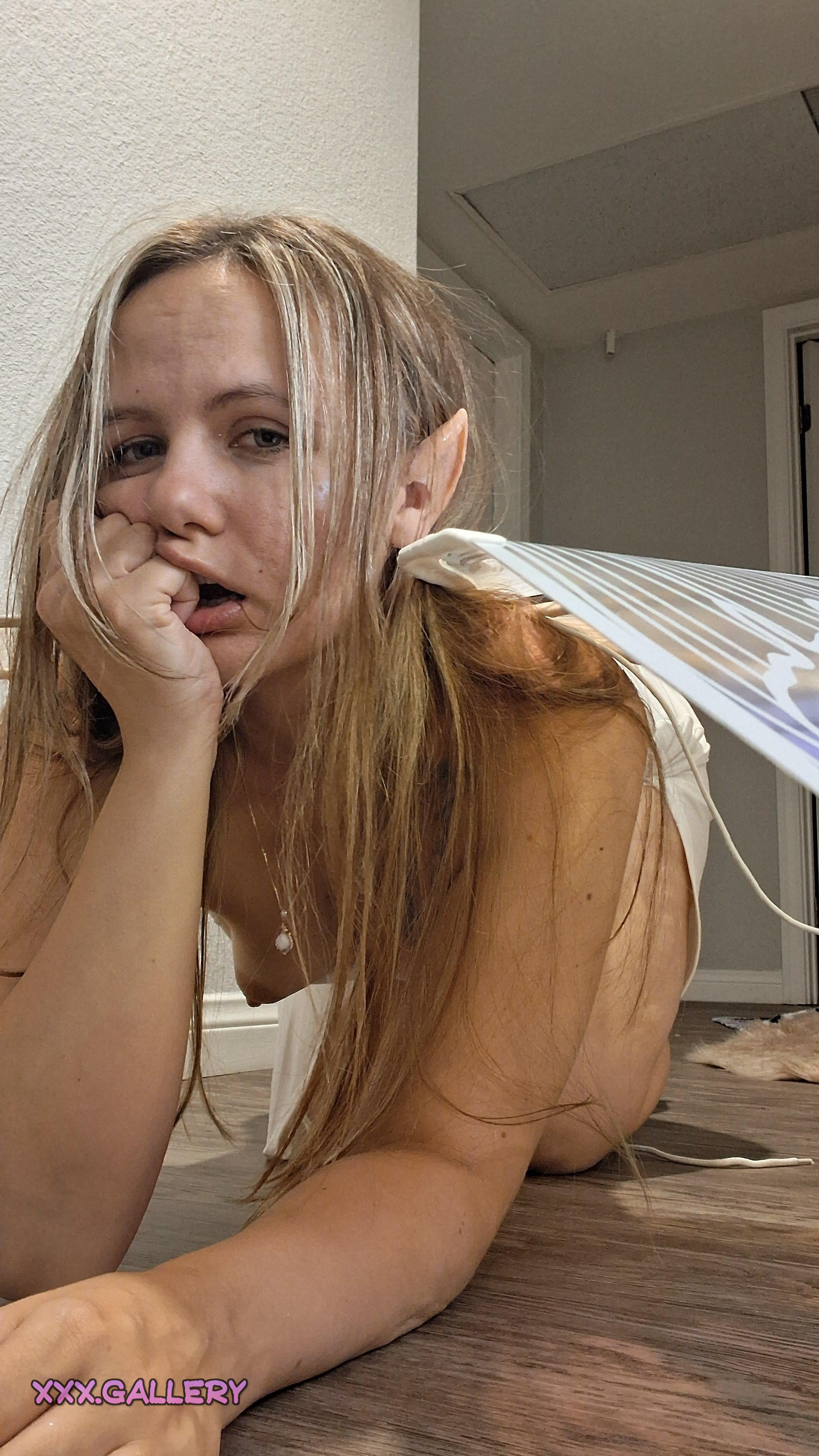 Fairy’s Oops Moment: Tit Slips Out in Snap 🙈