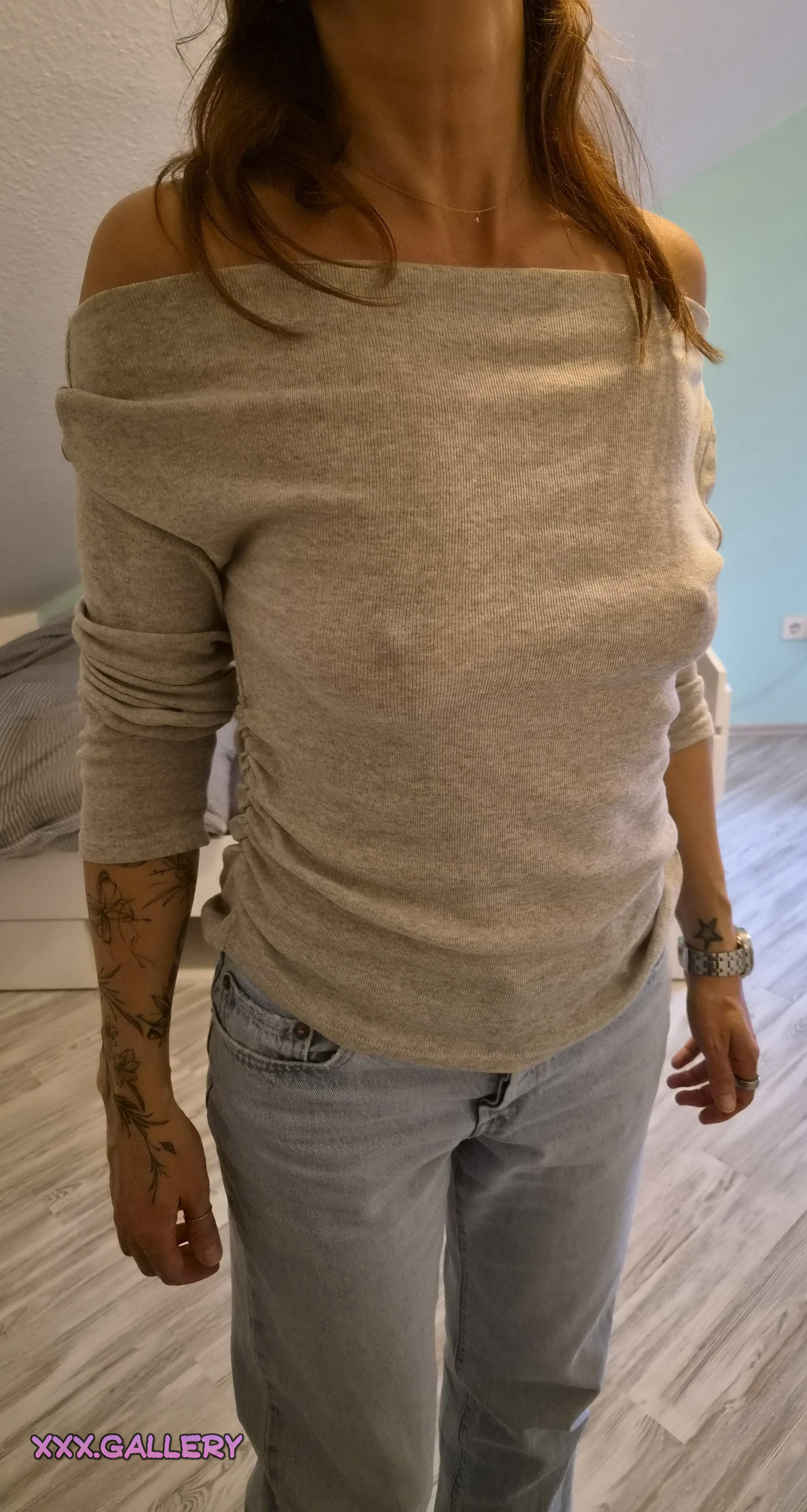 My Favorite Shoulder-Baring Top 👙 Discover the Thrill of Bare Shoulders in Intimate Clothing