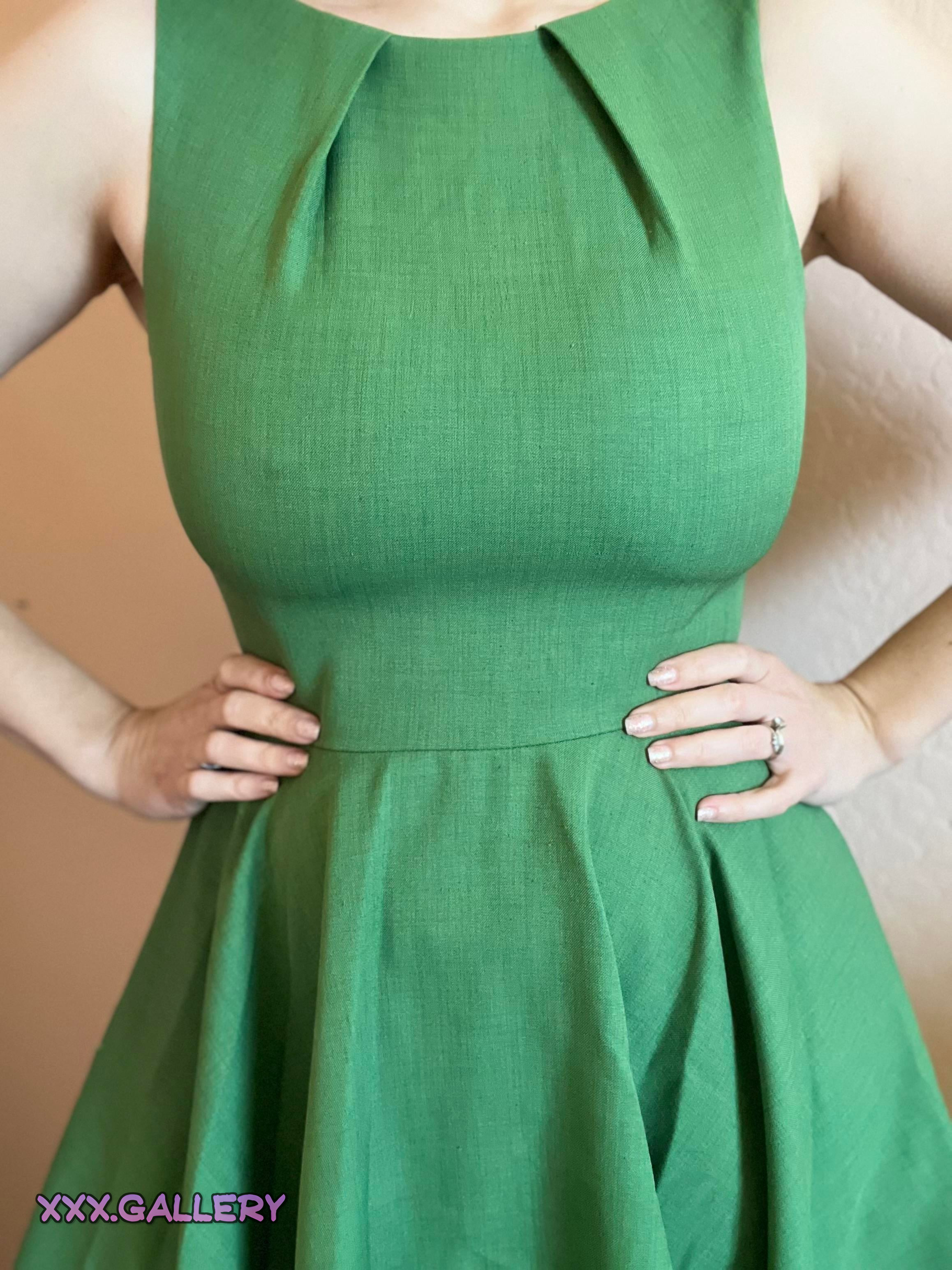 Sizzling in Green at the Saint Paddy’s Parade 🍲🍷