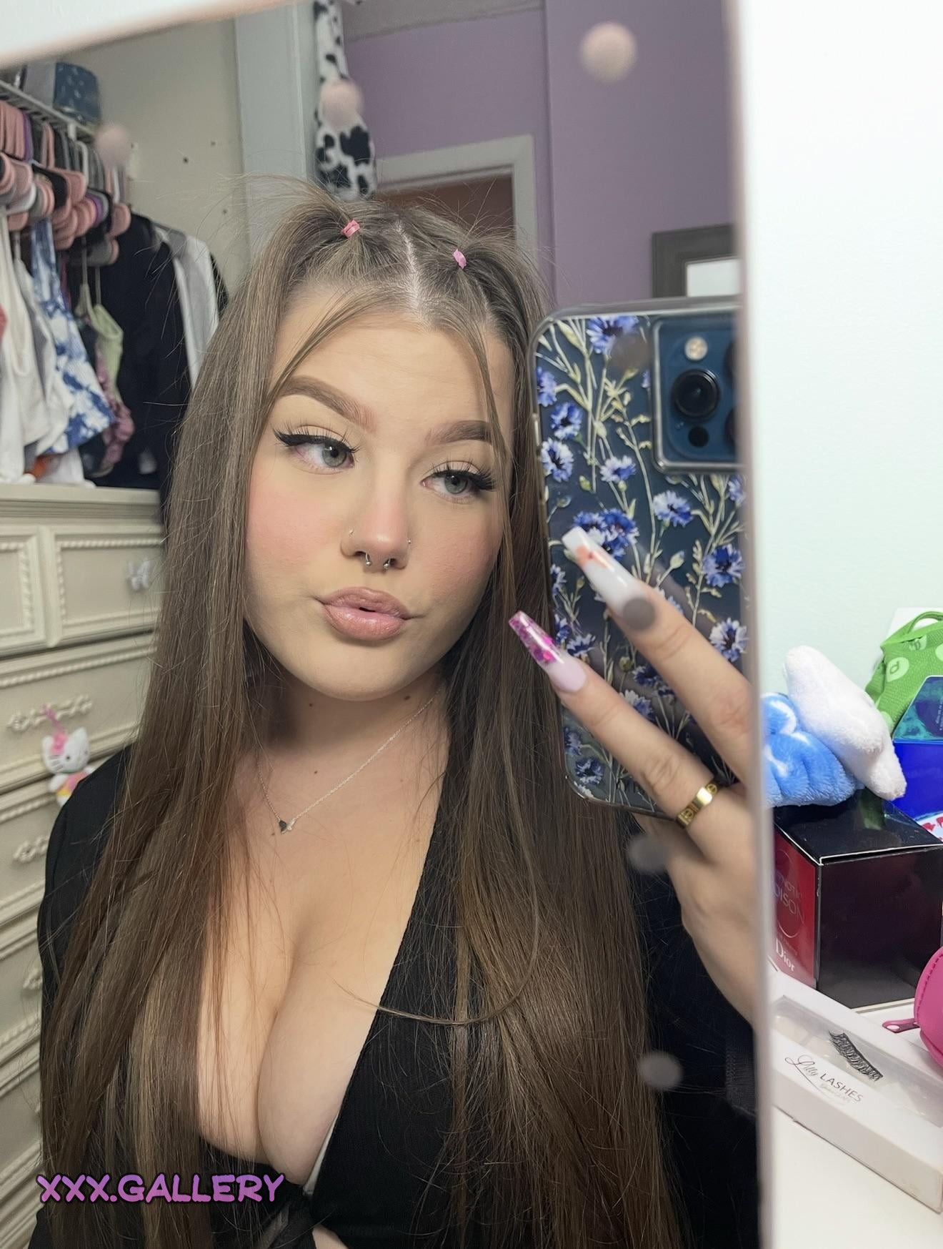 Brunettes: Proving Blondes Wrong with Their Irresistible Allure 💋