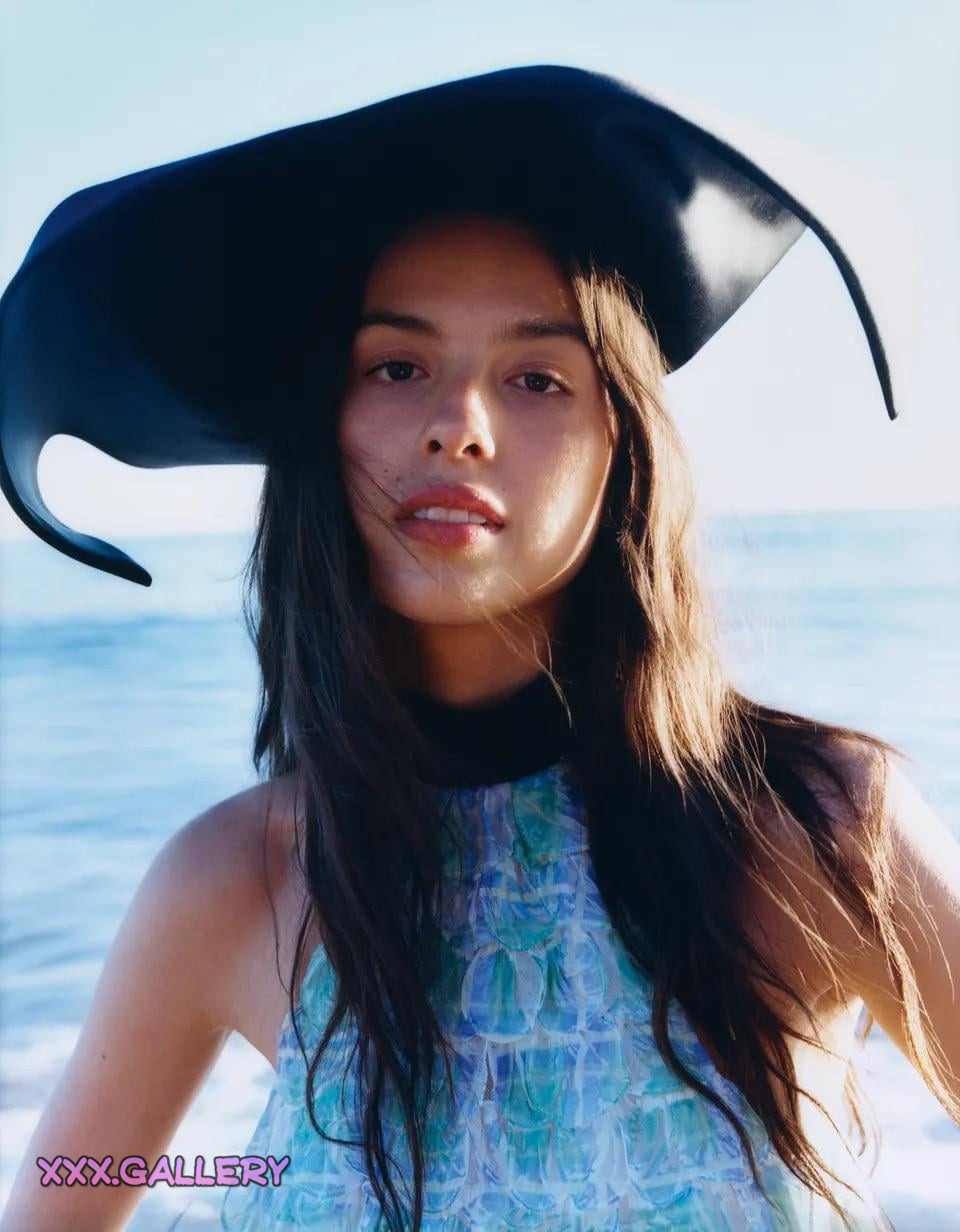 🌹 Unfiltered Charm: Olivia Rodrigo’s Radiant Beauty 🌹