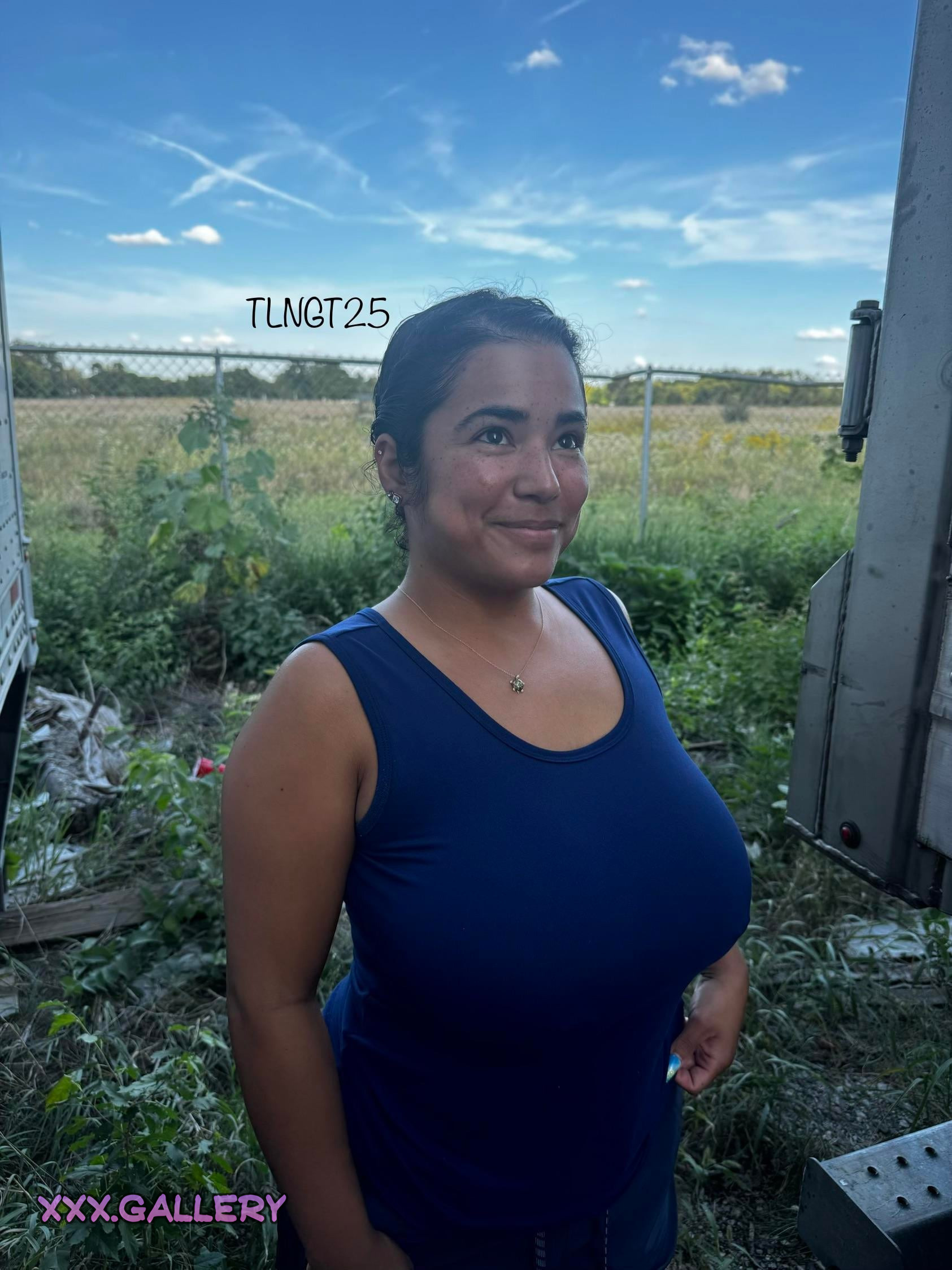 Monochrome Seduction: Young Beauty’s Contrasting Allure