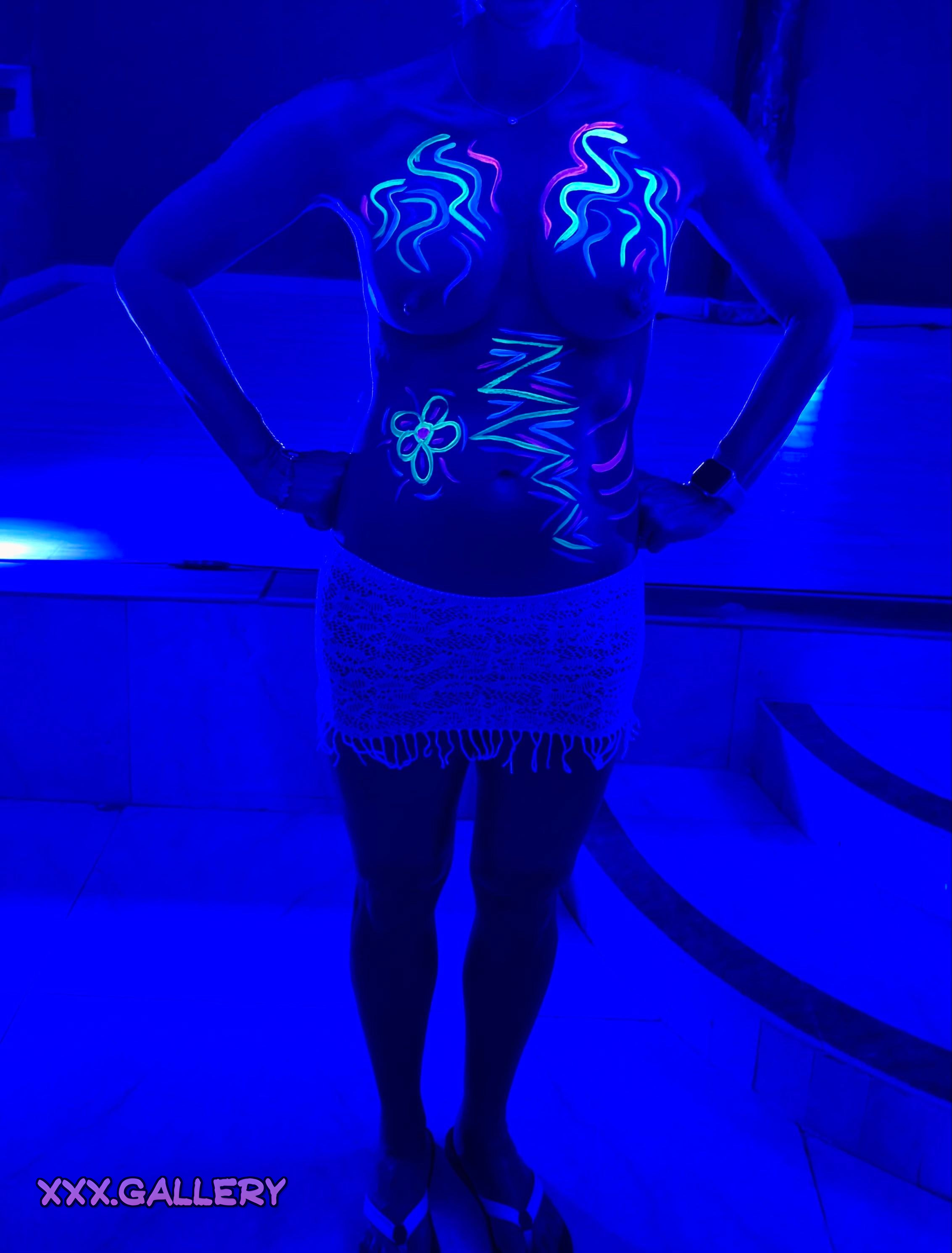 Glowing Nights: My Erect Nipples Shine at the Neon Rave 💡🍓