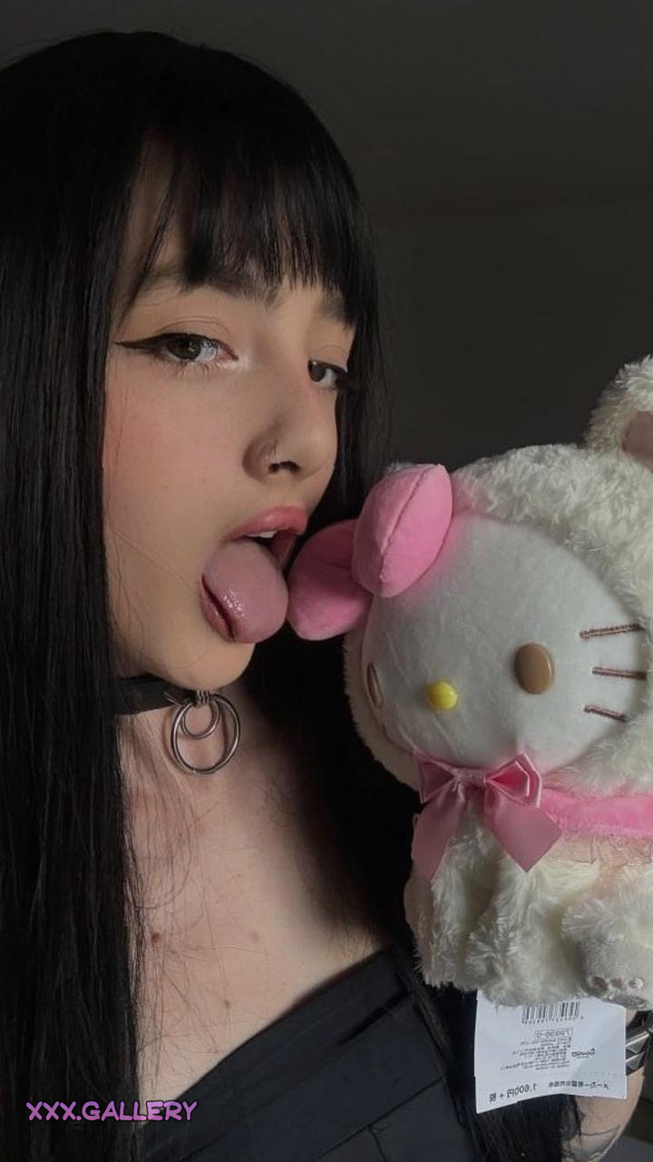 18-Year-Old Seeking a Warm Host: Feeling Playful and Aroused in the Bathtub 🛁