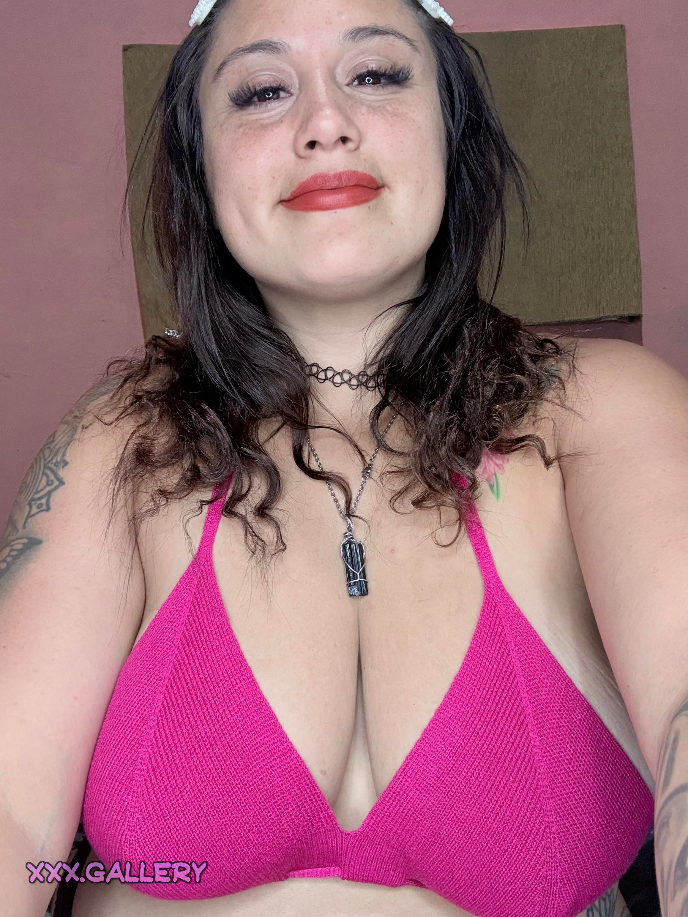 A Smile from a Brunette Beauty 💋: Energy Shifters