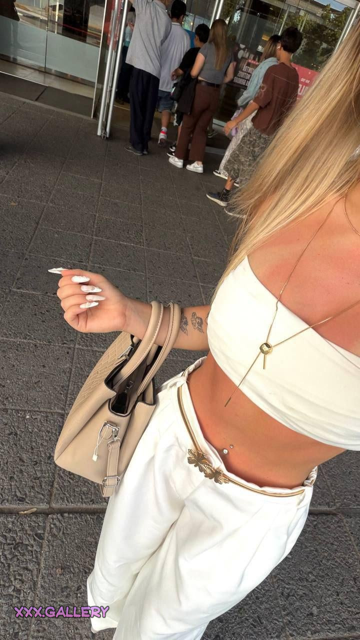 Feeling the Heat: Do You Respond to My Blonde Allure? 🔥