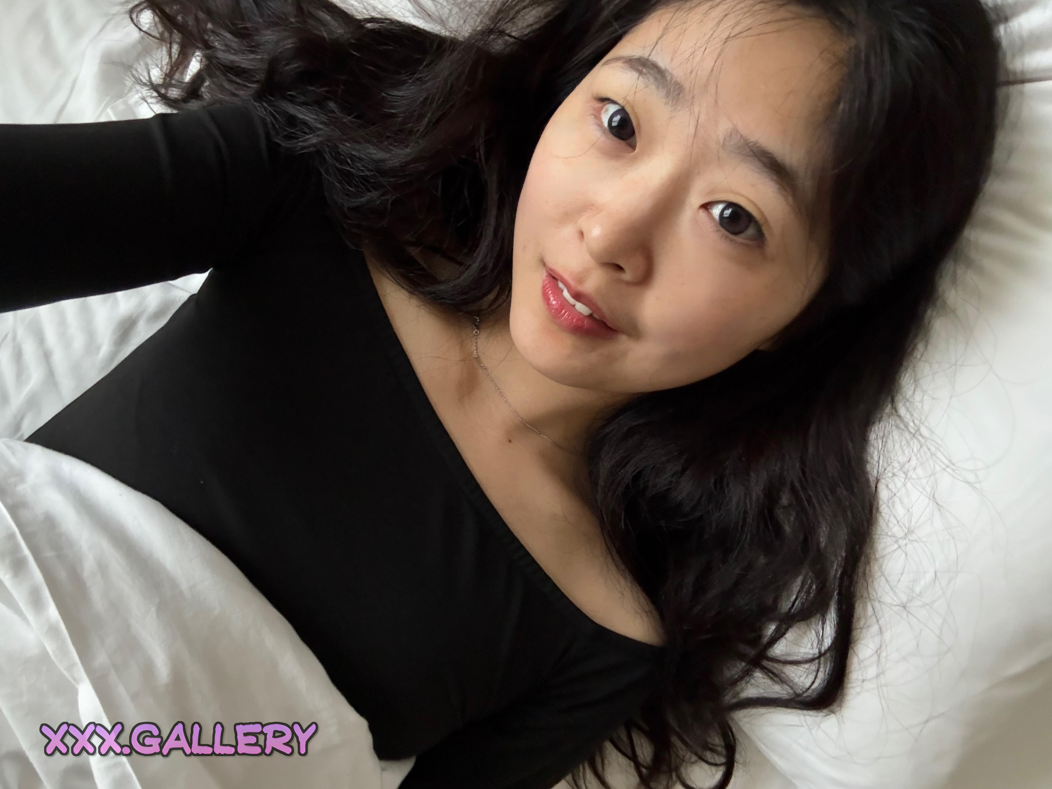 Asian Goddesses: Radiant Selfies and Stunning Cleavage 🌙