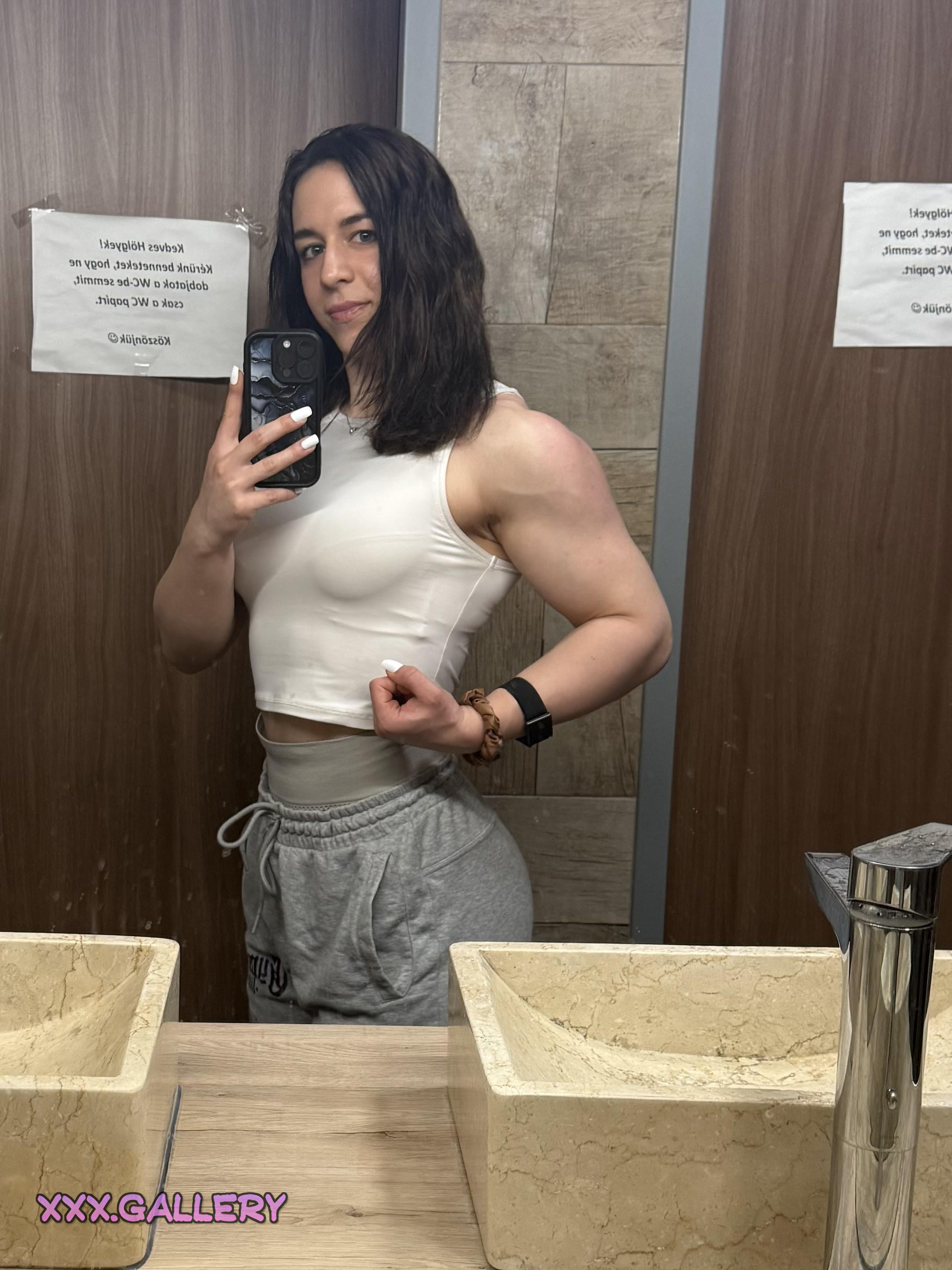 Working Up a Sweat: Shoulder Massage 🤝🏋️