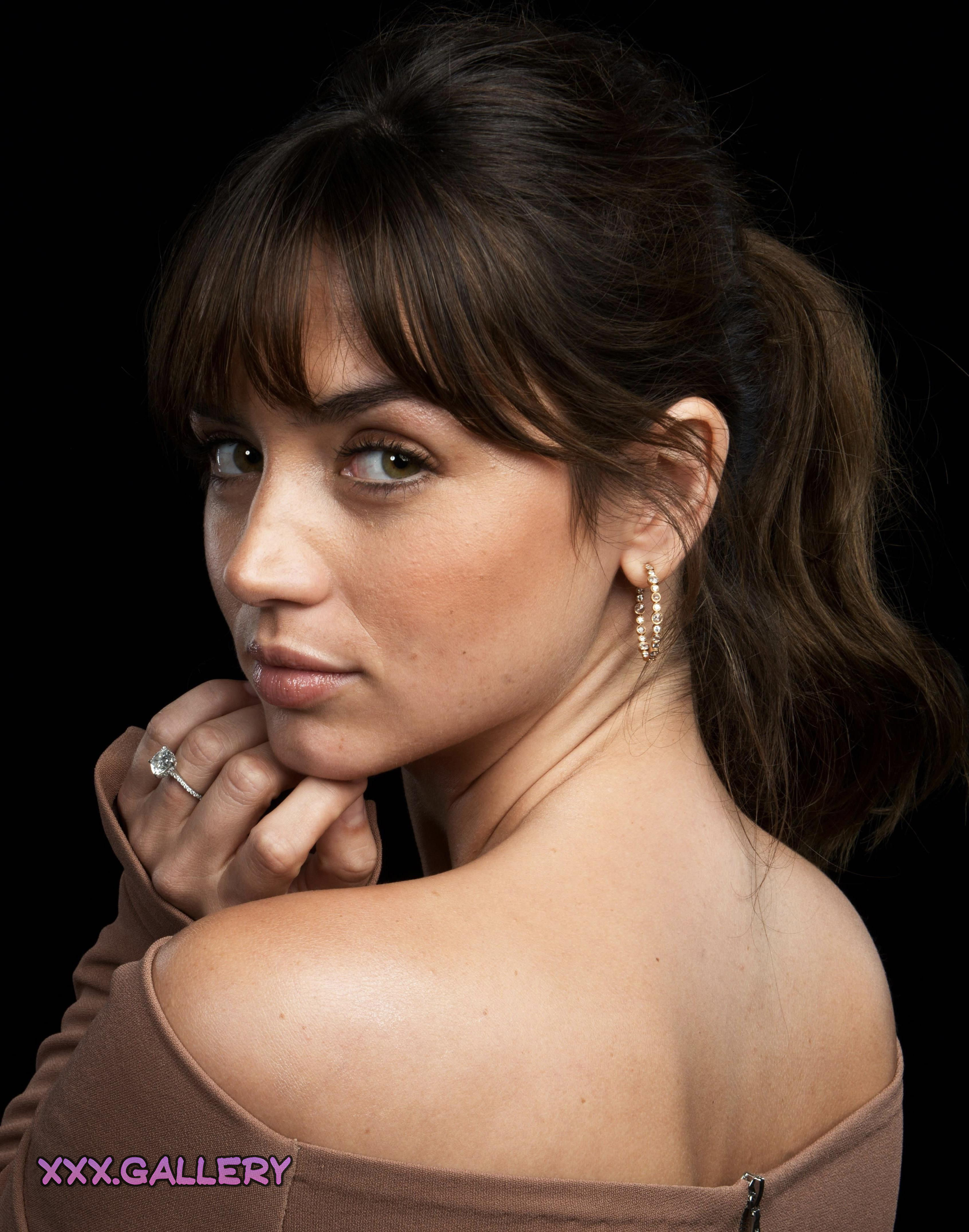Sizzling Ana de Armas 🔥: Stunning Beauty & Sexy Allure