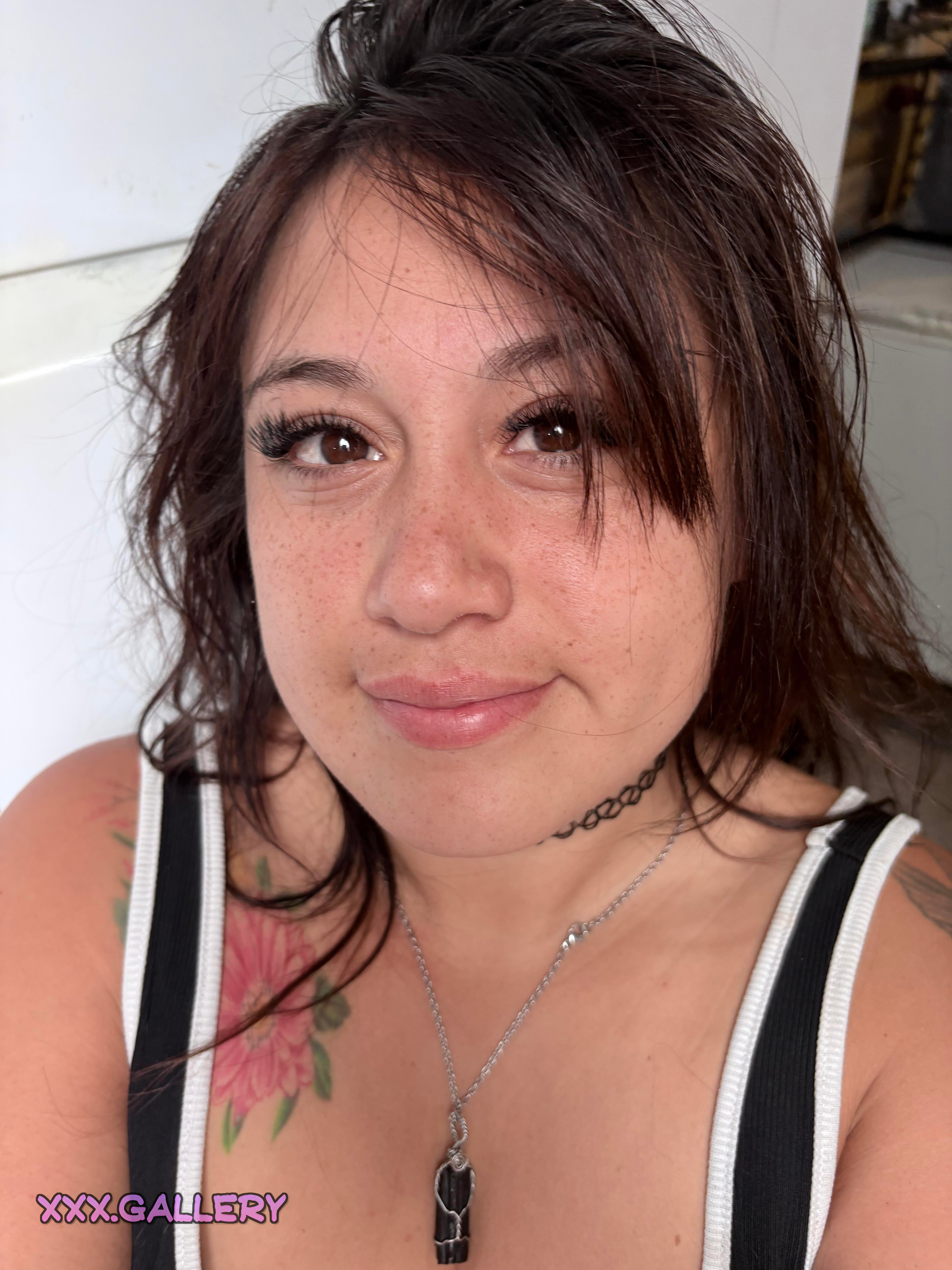 Brunette Goddess in a Playful Mood 💋💃