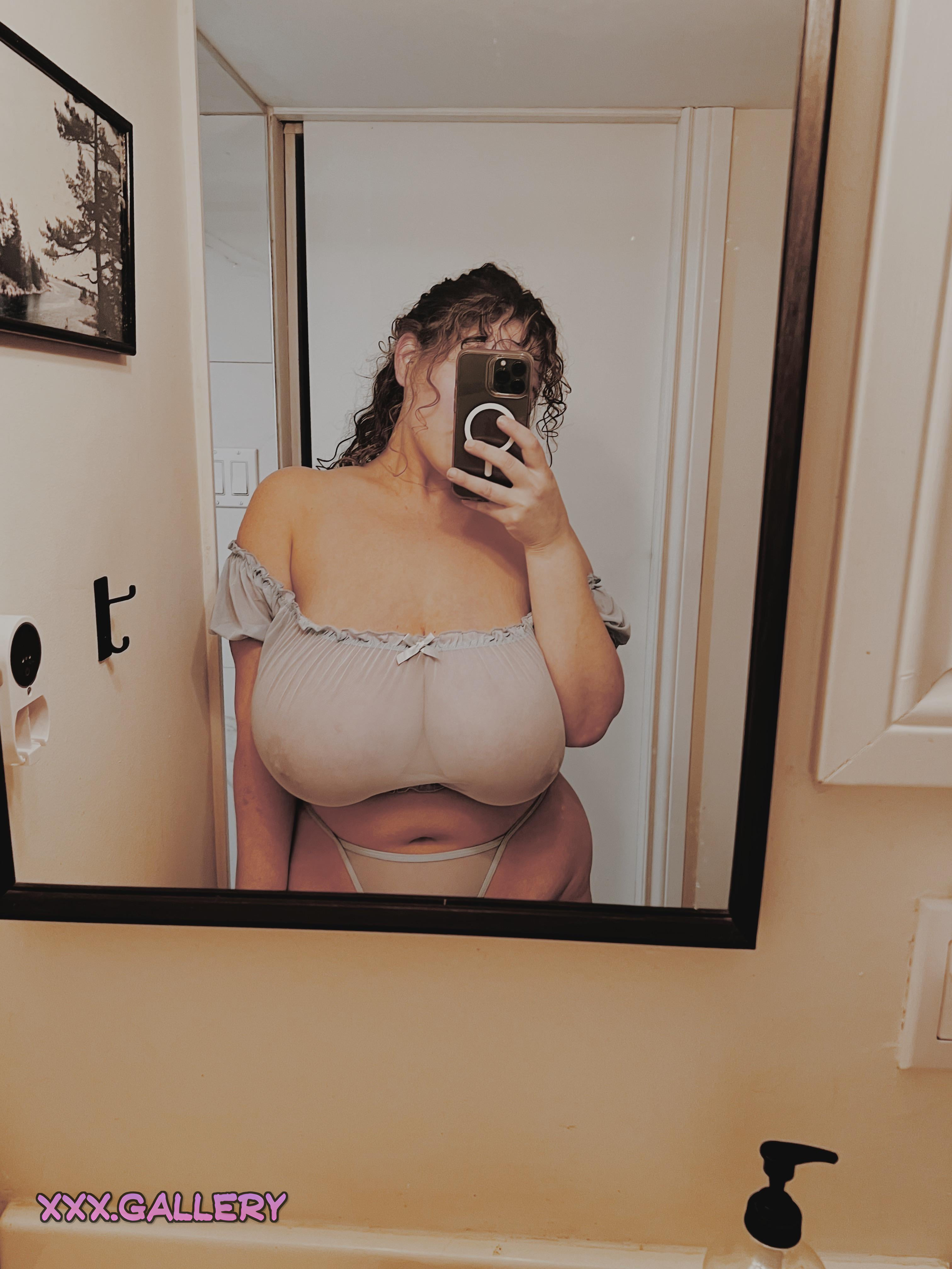 Curvy Goddess Sharing Her Full Figure Delight 😍