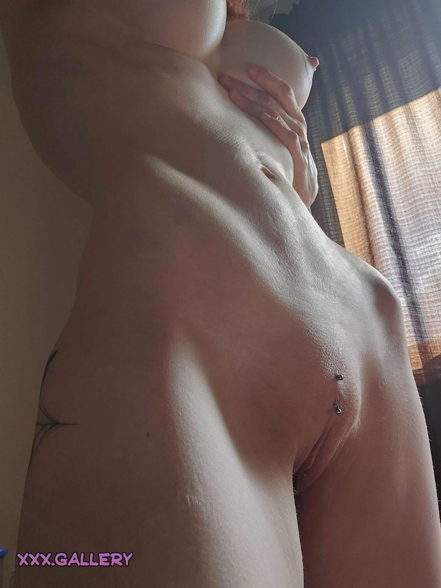 Mid-30s MILF Flaunts Curvy Figure with a Spark of Metallic Allure 💃🔥