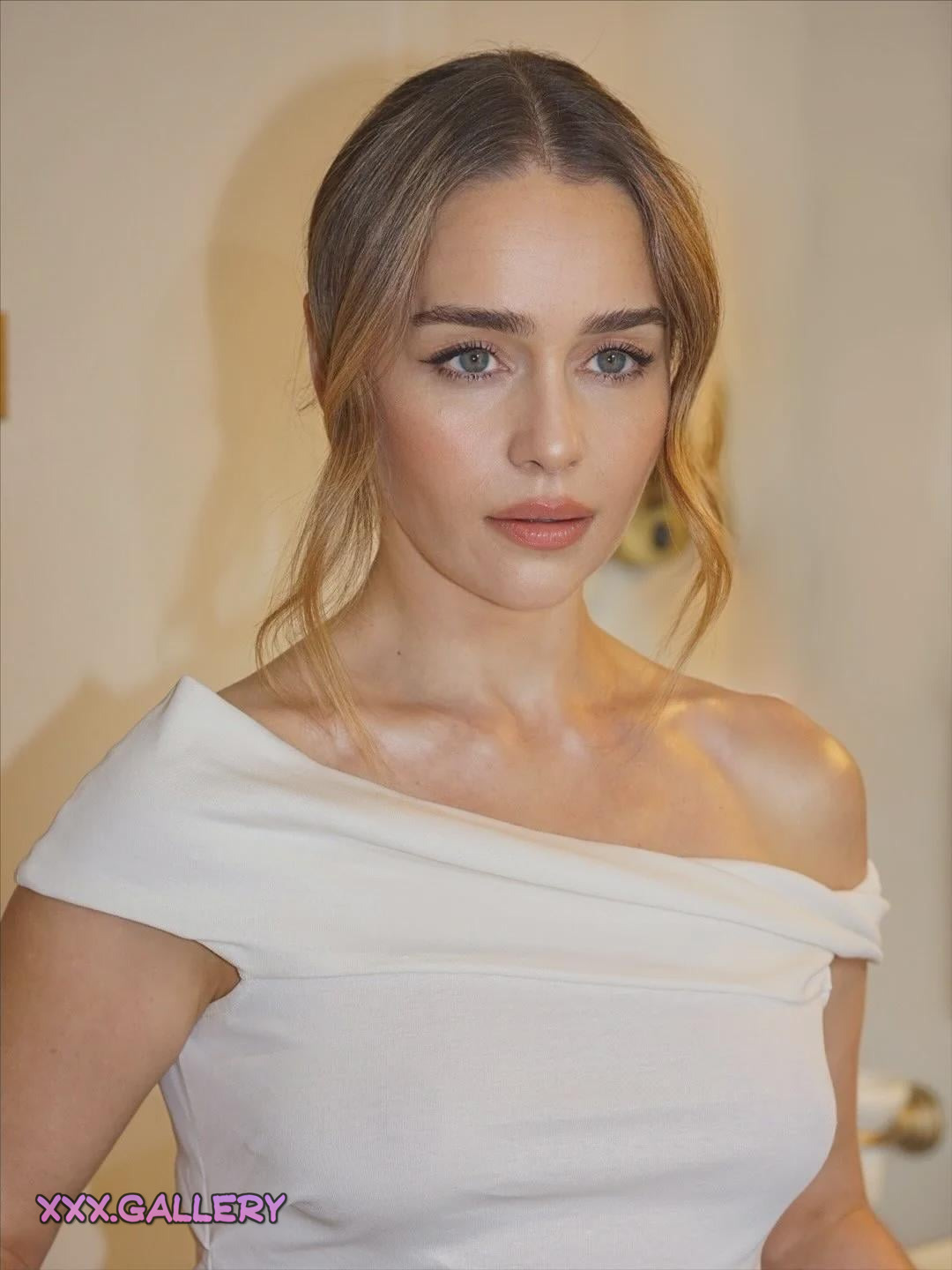 Emilia Clarke’s Radiant Beauty 🌹💋
