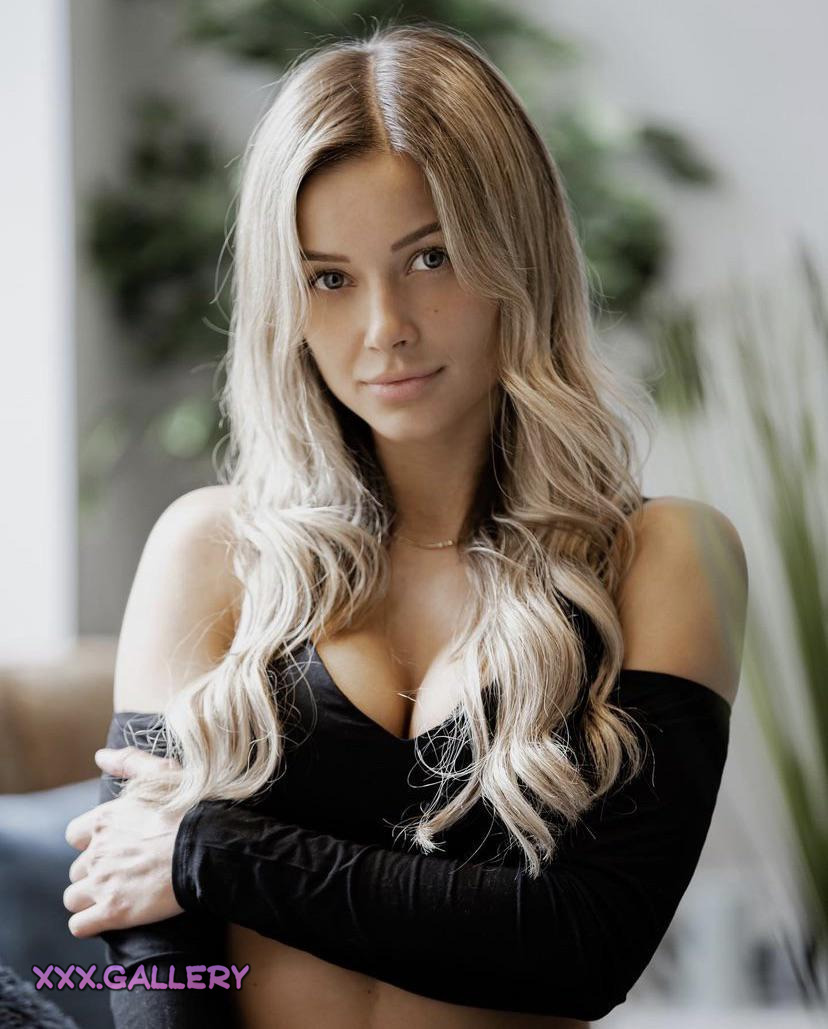 Meet the Seductive Franceska Fournier 💋: Radiant Beauty Revealed