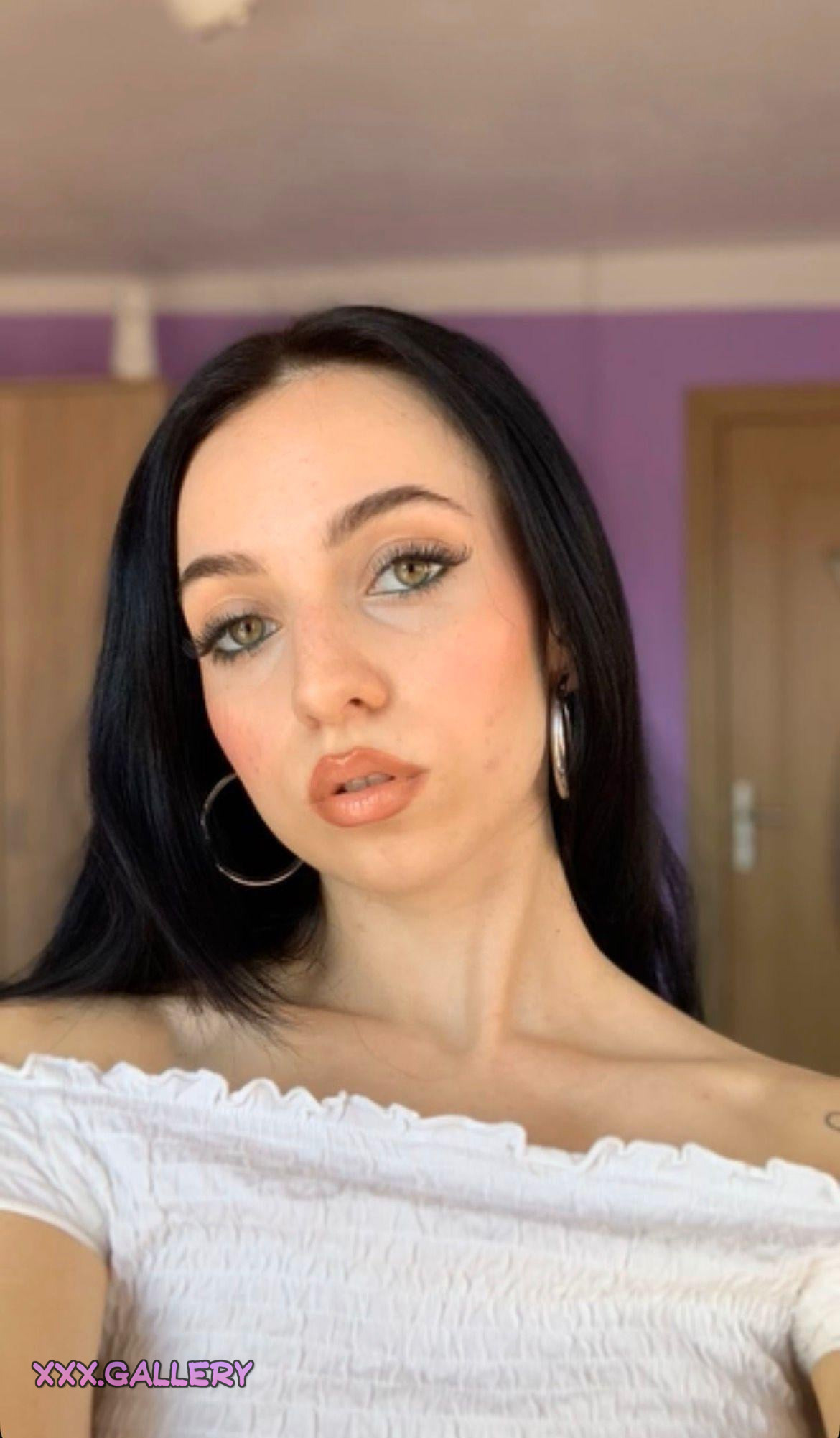 Discovering the Sensual Allure of Chloe: A Beauty to Ignite Your Senses 🔥