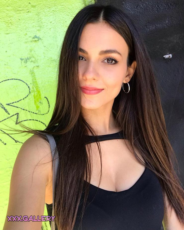 Unleashing Victoria Justice’s Stunning Natural Beauty 🌷
