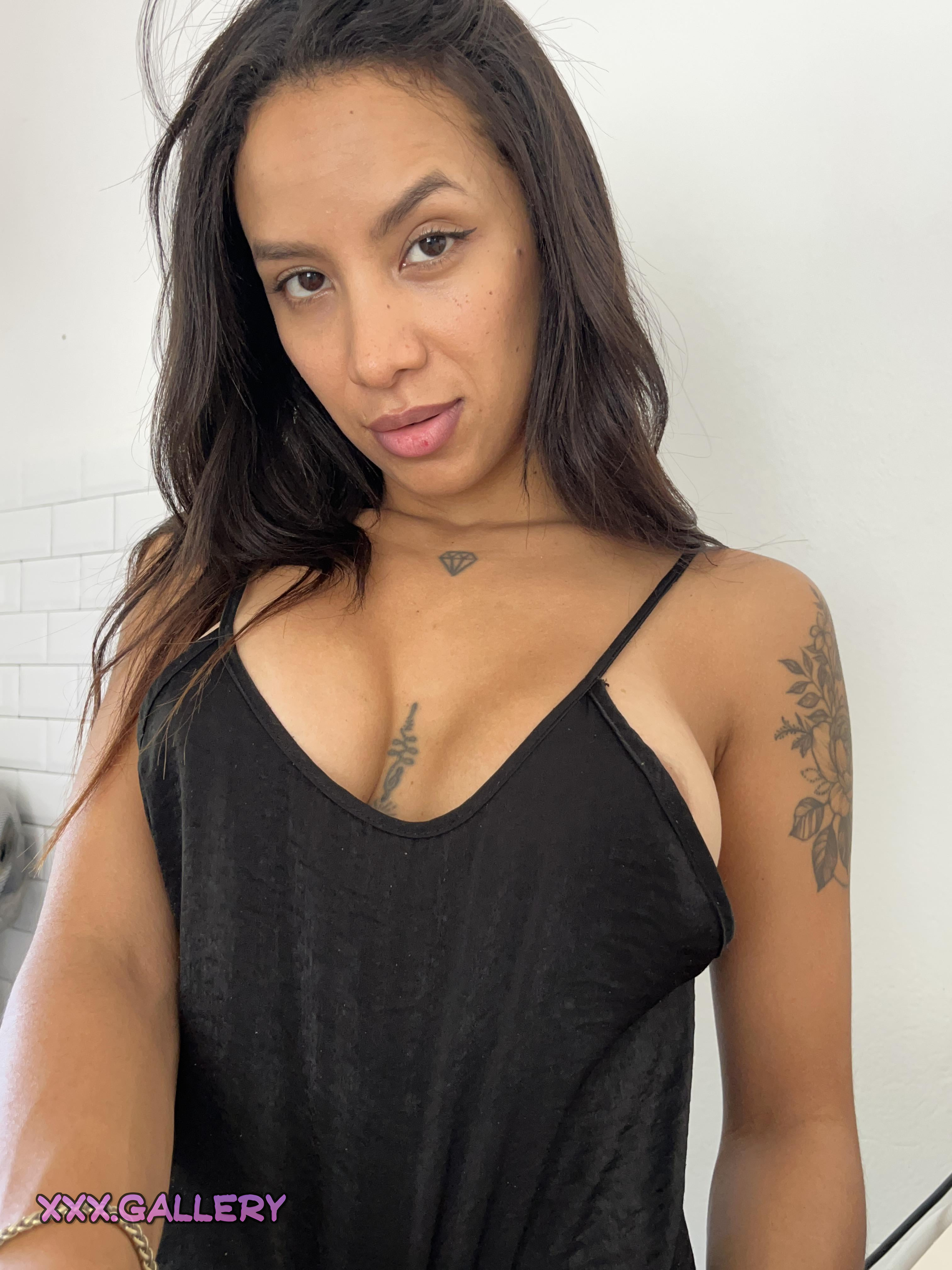 Confident Brunette: I’ve Got My Life Figured Out 😎💇‍♀️