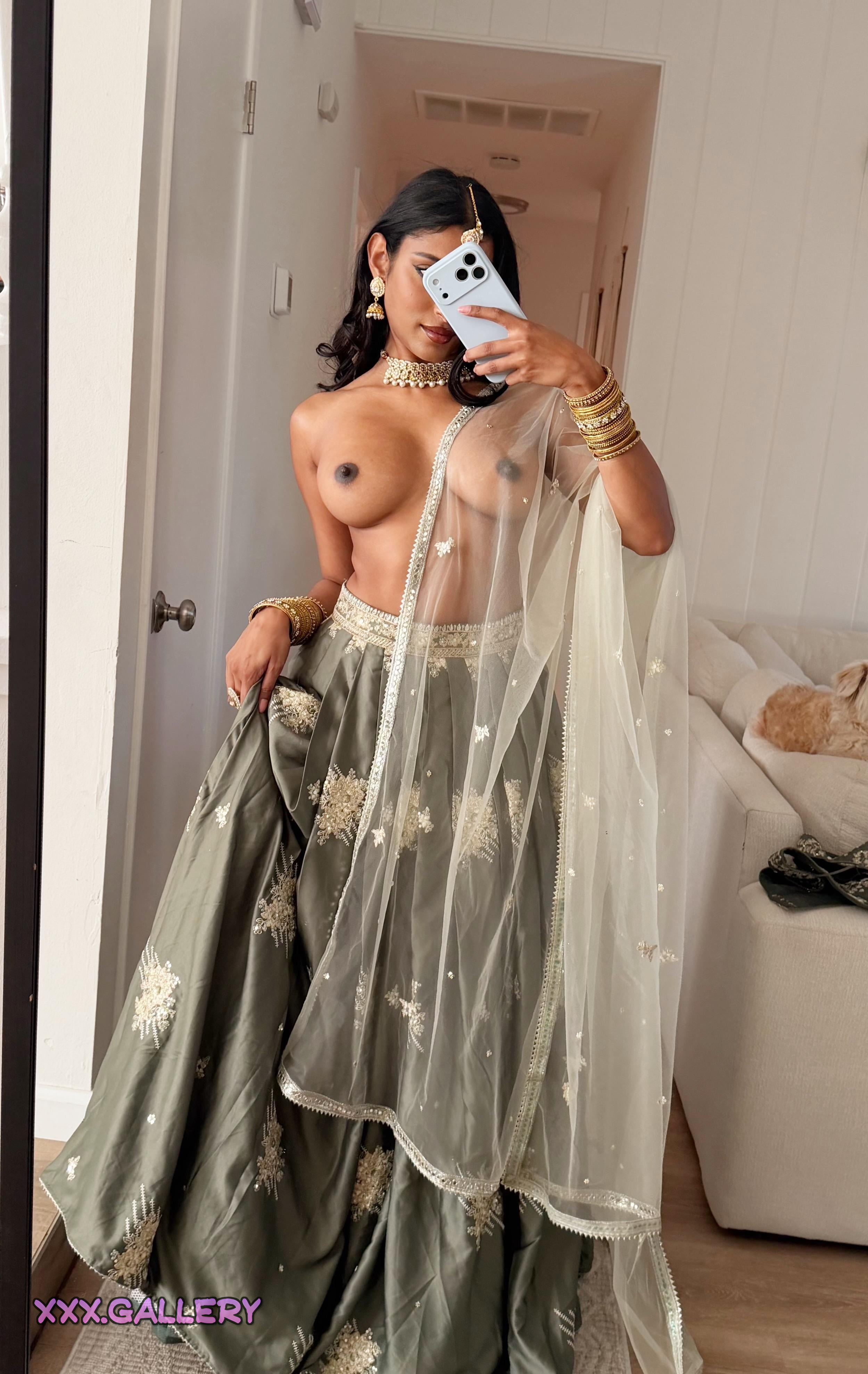 Indian Beauty Forgets Blouse 😜